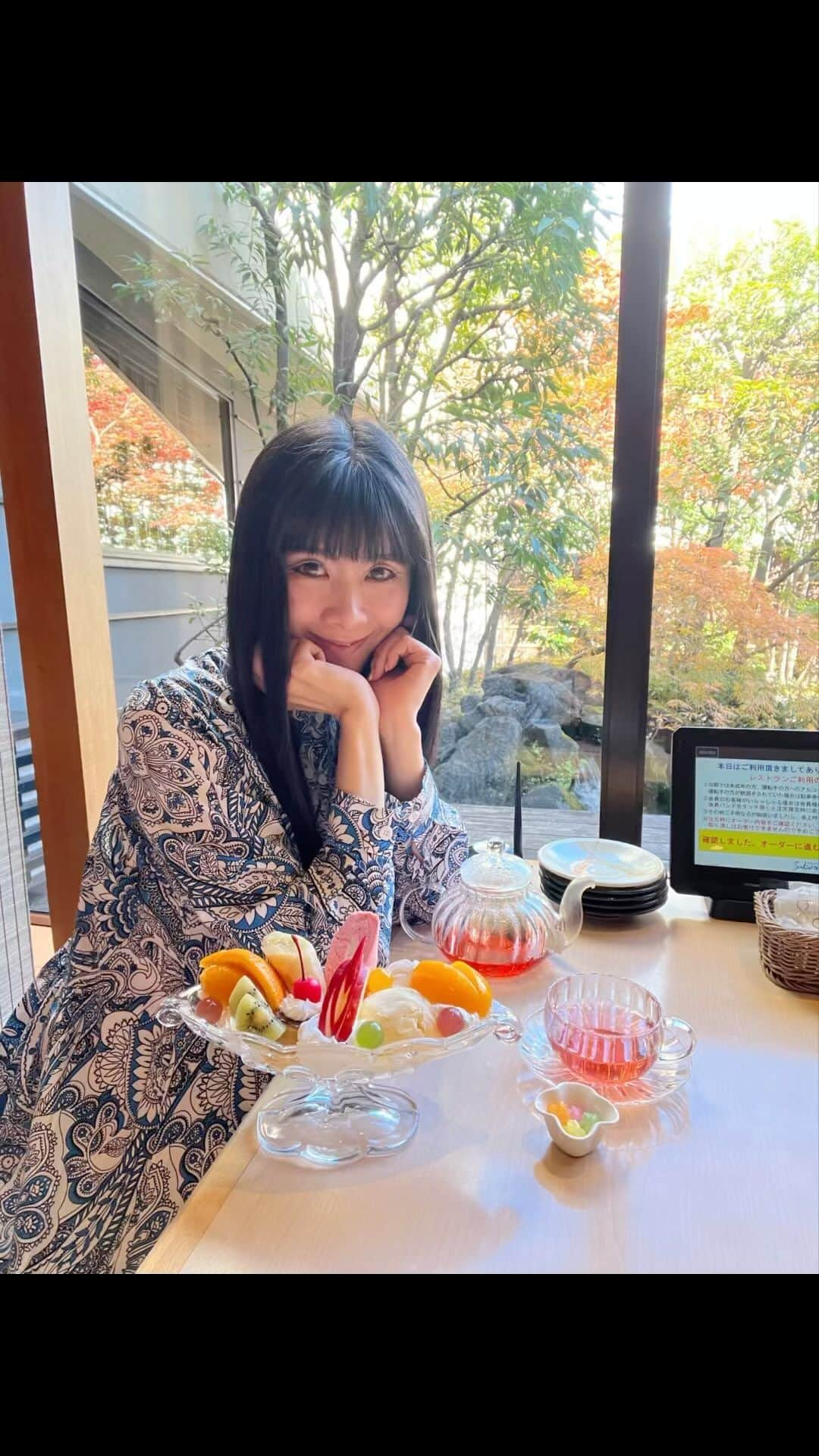 外村美姫のインスタグラム：「ここどこだと思いますか?? 東京巣鴨の極上癒し温泉『SAKURA」サクラ』に癒しを求めてやってきたよ。巣鴨駅から徒歩8分で、小旅行気分が味わえるなんて!!無色透明の天然温泉に、多彩なお食事。充実の館内施設、大人気のスポットです。  ★都心なのに旅気分・充実の温泉★ 都内で気軽に行ける日帰り温泉・スーパー銭湯で、受付ではタオルや館内着もレンタル可能。ヒノキ香りがする天然温泉は40℃位でゆったり出来る。女性風呂は、ぬる湯、ジャグジー、シルキーバス、露天風呂に、サウナとミストサウナに水風呂、岩盤浴等、大充実。  ★実は設備も凄い★ 天然温泉は、保温・保湿効果に優れ、身体の芯からぽかぽかに。 レストラン、リラクゼーションルーム、整体、エステサロン、マッサージ機、談話室まで完備。丸1日楽しめる充実の内容。こんな凄い所があったなんて。檜に覆われた露天風呂「桜王の湯」最高。絶妙な湯加減で温泉でしっかり温まったら、いよいよお食事へ!!  ★お料理も最高★ 純和風な建物と立派な日本庭園を見ながら、レストランでお食事。 和風松華堂弁当を頂きました。てんぷらも揚げたて。色々な物を少しずつ頂けて大満足。南国風フルーツティーは、アイスを頼むとフルーツがたっぷり。ホットはお砂糖の代わりに金平糖と可愛らしい!! デザートは昔ながらのプリンアラモード。フルーツとプリンにアイス。豪華な盛り付けに気分もアガります。カフェ利用もよき!!  お食事もこんなに豪華で、温泉も充実してて、日本情緒あふれる素敵な温泉施設で。最高でしかない。小旅行気分ですっかりパワーチャージ出来ました。心から癒される場所★お勧めです★ 詳しくはこちら↓↓↓↓↓ @tokyosomeionsen_sakura @someionsenrestaurant  東京染井温泉 Sakura （サクラ） 住所東京都豊島区駒込5-4-24 電話03-5907-5566 公式HPhttp://www.sakura-2005.com/  #東京染井温泉sakura #東京温泉 #東京サウナ #温泉でリフレッシュ #サ活 #focustar #東京染井温泉 #巣鴨 #サクラ #sakura #サウナ #tokyoonsen #sakuraonsen #露天風呂 #温泉 #tokyotravel #ととのう #レストラン #カフェ #天然温泉 #onsen #sugamo #日帰り温泉 #パフェ #プリンアラモード #ジャグジー #スーパー銭湯 #癒し #リラクゼーション #外村美姫」