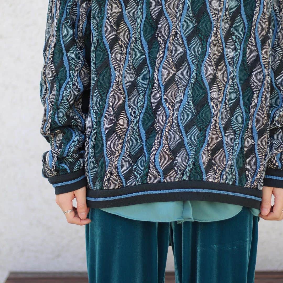 SANKAKUさんのインスタグラム写真 - (SANKAKUInstagram)「.COOGI 3D knit × velour easy pants. - - - - - 流石のクオリティーのニット。好きな曲がいつまで経っても廃れないのと同じようにいつまでもかっこいい。 某アーティストの衣装にも使われたこのベロアのイージーパンツ。シルエットも極上。 たまにはワントーンコーデなんてのも一興じゃないですか？ #古着」12月6日 19時52分 - otsu_tokyo