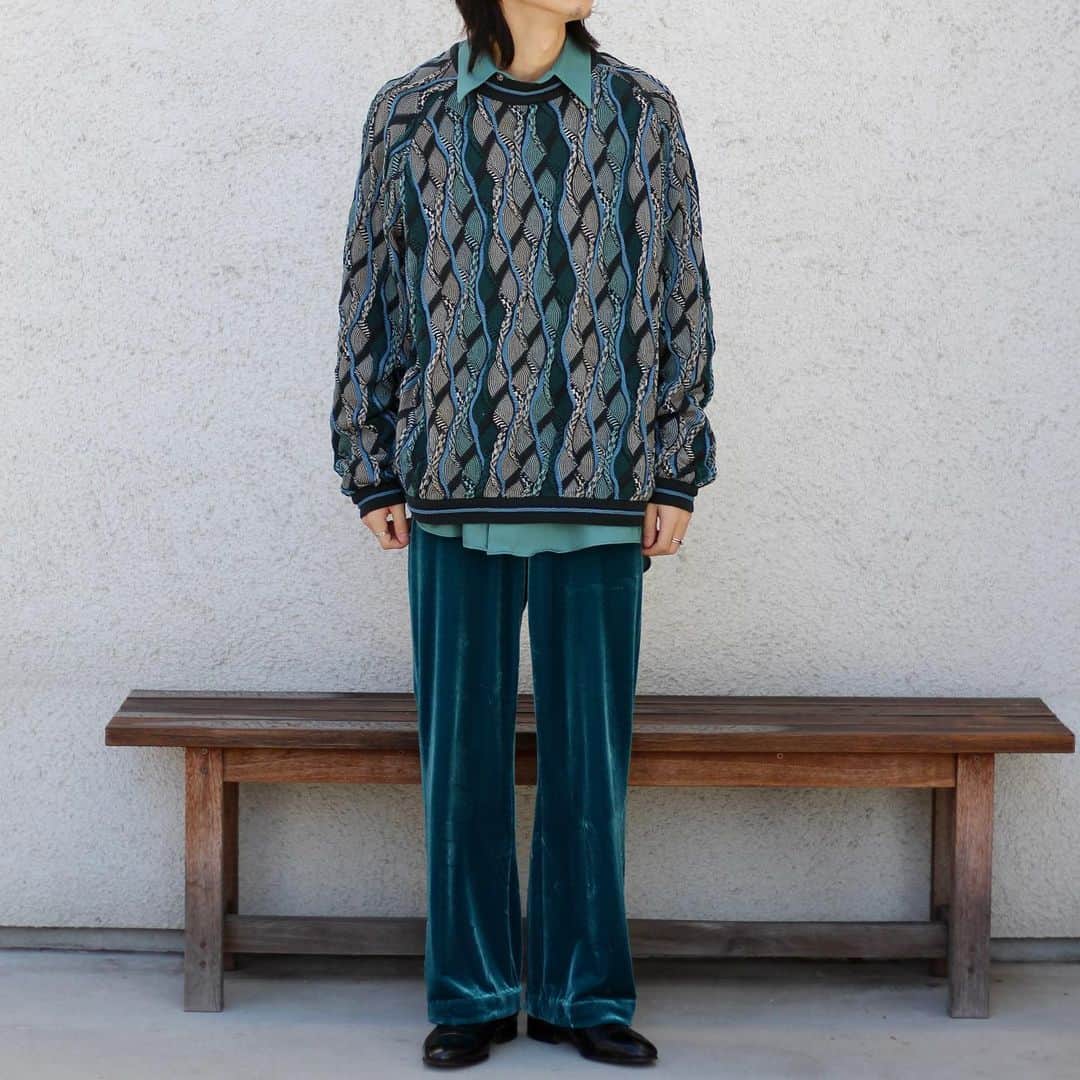 SANKAKUのインスタグラム：「.COOGI 3D knit × velour easy pants. - - - - - 流石のクオリティーのニット。好きな曲がいつまで経っても廃れないのと同じようにいつまでもかっこいい。 某アーティストの衣装にも使われたこのベロアのイージーパンツ。シルエットも極上。 たまにはワントーンコーデなんてのも一興じゃないですか？ #古着」