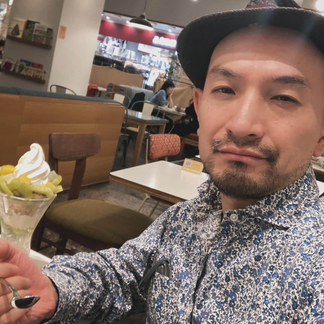 滝本竜彦のインスタグラム：「パフェ食って頑張るぞ！  Today I write a novel with eating fruit parfait!」
