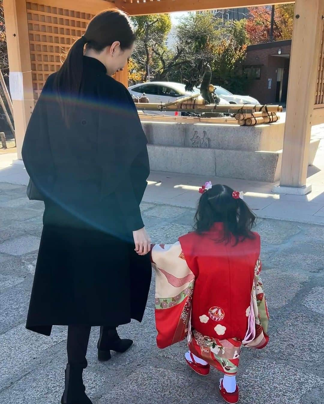 小川真葵さんのインスタグラム写真 - (小川真葵Instagram)「娘の七五三でした👘❤️ 23年前、私が着ていた着物を お宮参りと七五三で受け継いだよ😌(今回は草履も)  私の母が20年間大切に保管してくれていたのが わかるくらい、新品みたいに綺麗な着物と草履。  娘がここまで健康に明るく育ってくれて たくさんの人に愛されて本当に嬉しい✨ 皆さん、いつもありがとうございます。  着付けとヘアメイクが終わってみたら 予想の何百倍も何千倍もかわいすぎて かわいいぃぃぃ‼️って大声で叫んで 嫌がられるくらい強く抱きしめた🤤←  胸が締め付けられるほどときめかせてくれて 幸せな気持ちにさせてくれてありがとう❤️  この先も何があってもママが 絶対にりのあのこと幸せにするからね！  大好き大好き大好き😭😭😭❤️❤️❤️  #七五三 #七五三ヘア  #七五三ママコーデ  #親子受け継ぎ  #親子受け継がれる着物  #kelly25  #ケリー25」12月6日 19時54分 - aoi1002_