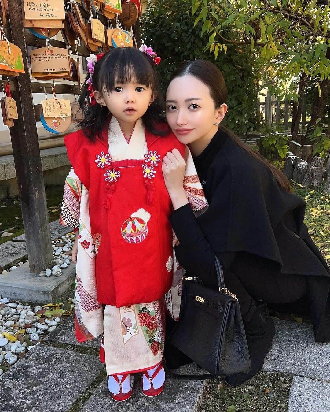 小川真葵のインスタグラム：「娘の七五三でした👘❤️ 23年前、私が着ていた着物を お宮参りと七五三で受け継いだよ😌(今回は草履も)  私の母が20年間大切に保管してくれていたのが わかるくらい、新品みたいに綺麗な着物と草履。  娘がここまで健康に明るく育ってくれて たくさんの人に愛されて本当に嬉しい✨ 皆さん、いつもありがとうございます。  着付けとヘアメイクが終わってみたら 予想の何百倍も何千倍もかわいすぎて かわいいぃぃぃ‼️って大声で叫んで 嫌がられるくらい強く抱きしめた🤤←  胸が締め付けられるほどときめかせてくれて 幸せな気持ちにさせてくれてありがとう❤️  この先も何があってもママが 絶対にりのあのこと幸せにするからね！  大好き大好き大好き😭😭😭❤️❤️❤️  #七五三 #七五三ヘア  #七五三ママコーデ  #親子受け継ぎ  #親子受け継がれる着物  #kelly25  #ケリー25」