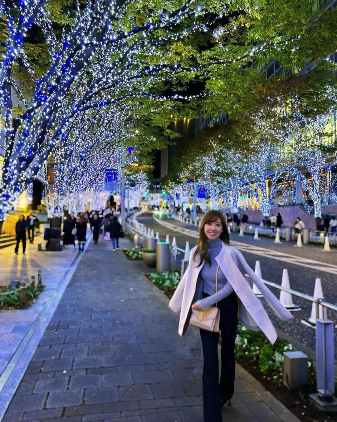 池田るりのインスタグラム：「. 躍動感ある写真たち☺️😆  街はもうすっかりクリスマスですね🎄 スタバのカップもクリスマス仕様だし、今の時期限定のジョイフルメドレーティーラテも美味しかったな😋 そして毎年思うけど、やっぱりけやき坂のイルミネーションて綺麗☺️✨✨ . . ここ最近また体調を崩していて一日中起き上がれなくて寝こんでいたりで気分も落ち込み、心身ともに弱っていました🥺気持ち的にはあれこれやりたいのに、体が全くついてきてくれない時の悲しさ😭やはり健康って本当に大事！！  皆さんも年末の忙しい時期気をつけてくださいね💦 . . . #けやき坂 #イルミネーション #スタバ #starbucks #東京イルミネーション #ジョイフルメドレーティーラテ」