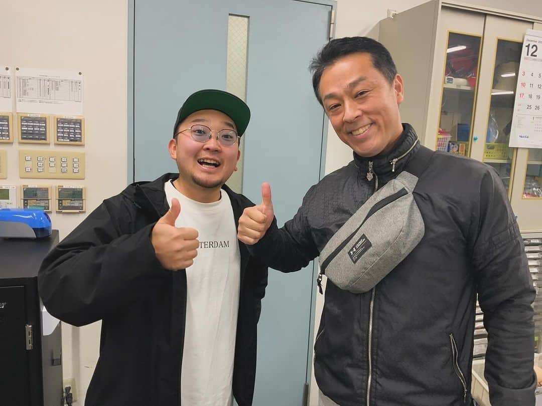 [公式]大阪ハイテクノロジー専門学校さんのインスタグラム写真 - ([公式]大阪ハイテクノロジー専門学校Instagram)「10年前に卒業した塩根君がフラッと遊びに来てくれました！ 当時勉強では苦労した彼ですが、今や二児の父👨🏽‍🦱東北の震災後、鍼スポの教員と学生で陸前高田にボランティア活動行ったことを強烈に覚えているそうです！来てくれてありがとう！父ちゃん、がんばれよ！☺️💪✨  #大阪ハイテク #専門学校 #医療 #スポーツ #バイオ #再生医療 #人工知能 #授業 #実習 #アスレティックトレーナー #鍼灸師 #柔道整復師 #臨床工学技士 #バイオ技術者 #AIエンジニア #新大阪 #高校生 #部活」12月6日 20時04分 - osakahightech