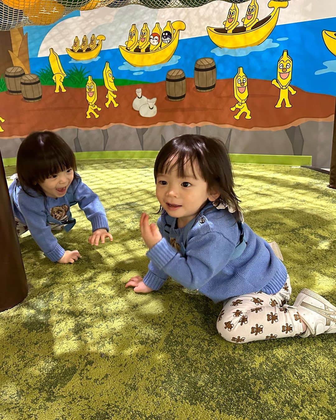 黒崎みささんのインスタグラム写真 - (黒崎みさInstagram)「カハラ　横浜🌴 アンパンマンミュージアム🔴 ⁡ 横須賀で遊んで東京に戻る途中休憩として みんなからおすすめしてもらっていたカハラに泊まったけど良かったよ~✌️ 今まで外泊した中で、1番スタッフの方達が双子に優しかった 関わった全員の方達が子供に優しいという奇跡、最高💞 ⁡ 子供のジュースやパジャマをお願いしたら、タオルで作ったサンタとトナカイを一緒にくれた🎅🏻 ※ただ、パジャマはワンサイズでかなり大きかったので持参推奨　 ⁡ カハラ行く途中でアンパンマンミュージアムを見つけて急遽チケ取り✌️笑 とーっても楽しかった！！こちらはカメラ回した📸 ⁡ #カハラ #カハラホテル横浜 #子連れホカンス #赤ちゃん連れ旅行 #みなとみらい #yokohama #minatomirai #双子育児 #双子 #双子ママ #親子リンクコーデ #リンクコーデ #双子リンクコーデ #アンパンマンミュージアム #アンパンマン #ホカンス  ⁡」12月6日 20時04分 - misa_k88