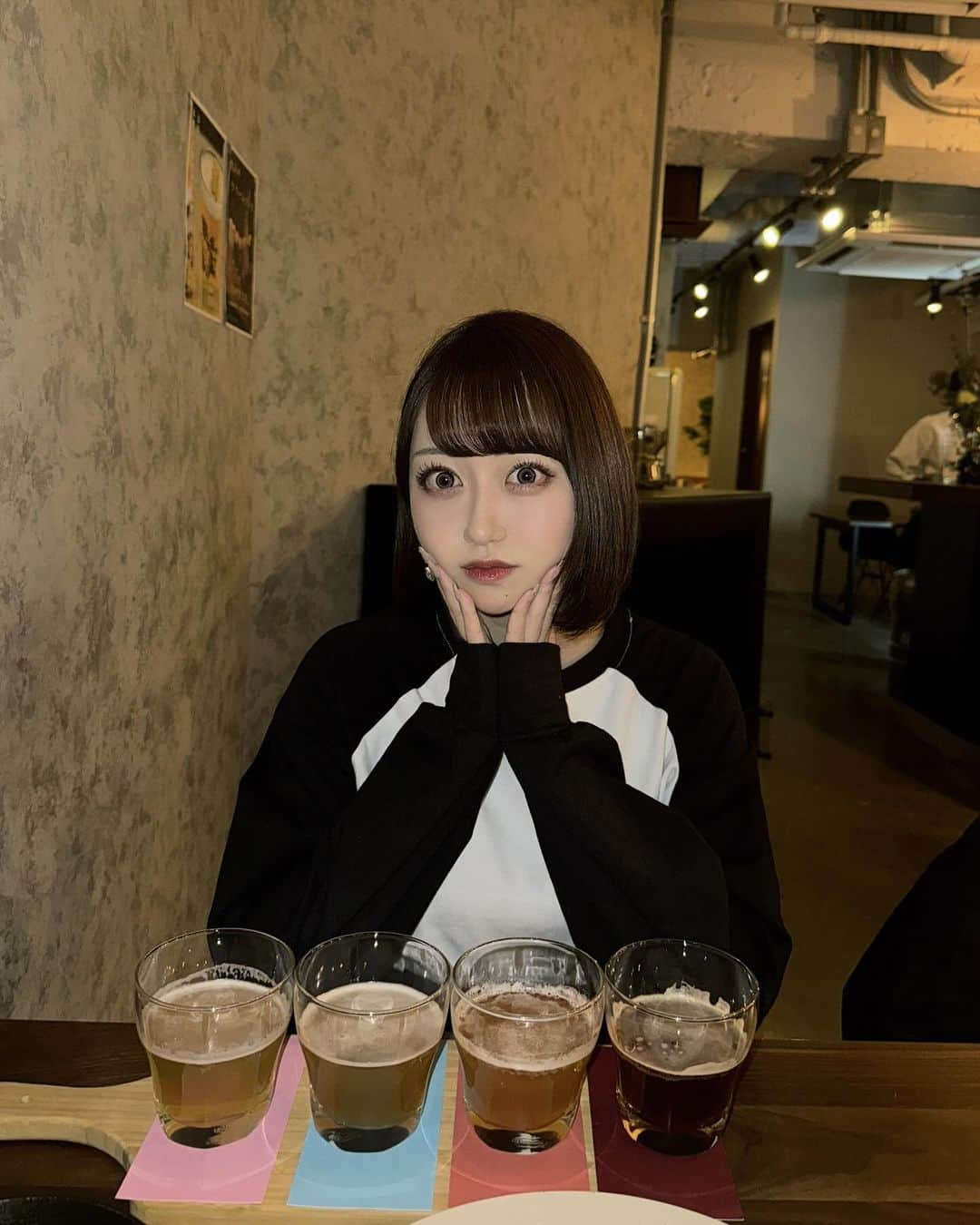 MI-MIのインスタグラム：「中目黒にある Arl Eee nakameguro 山手通り店へ❤︎  @arleee_nakameguro   クラフトビール4種飲み比べや キーマカレー、ソーセジをいただいたよっ🍺🍛🍗  ビールどれも美味しくて酔っ払った〜 特にHIME WHITE は飲みやすくて女の子は好きそう🫶  とってもお洒落で落ち着いた店内で わんちゃんokだからペット連れてお昼にlunchも🙆‍♀️  📍住所 東京都目黒区上目黒3-1-4  グリーンプラザビル 1F  #中目黒カフェ #中目黒 #中目黒グルメ #中目黒ディナー #クラフトビール」