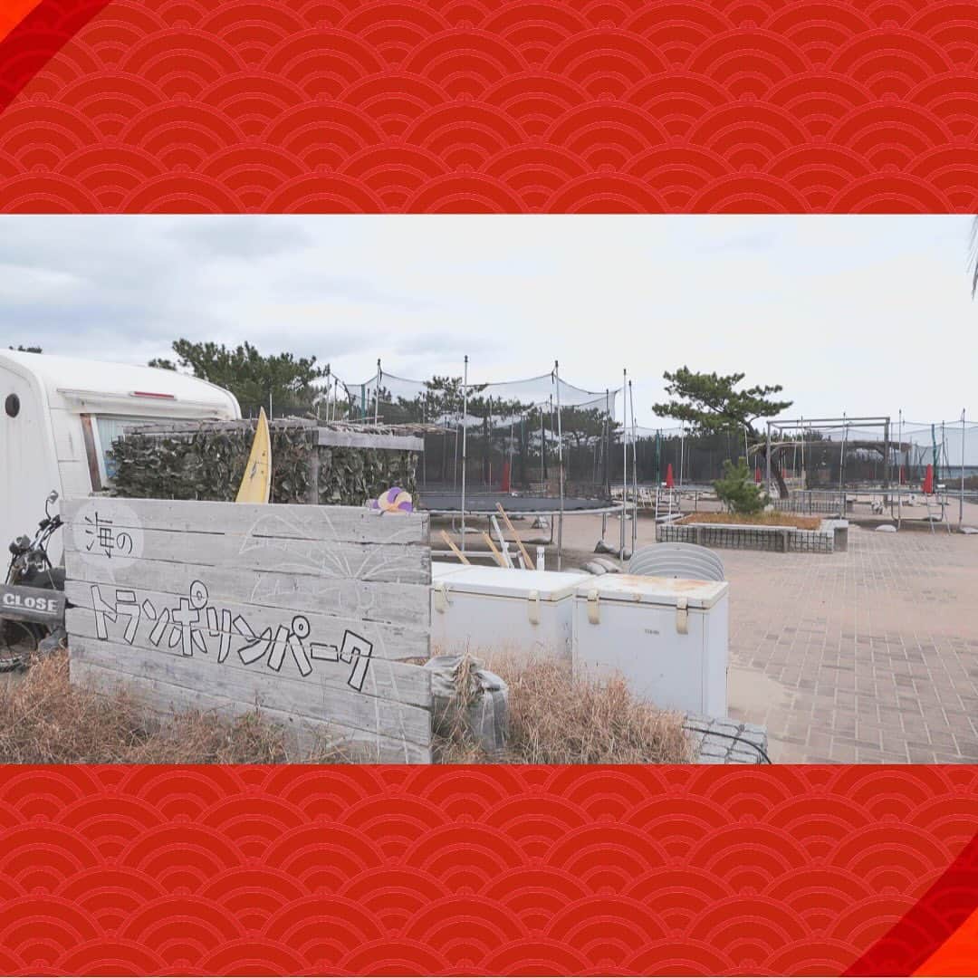 テレビ西日本「ももち浜ストア」さんのインスタグラム写真 - (テレビ西日本「ももち浜ストア」Instagram)「🍽📺 #今日のももち浜ストア   12/6(水)の『うどんMAP』では、 アキラくん ( @akira_okazawa )が #芦屋町 の｢花さぬき｣と #飯塚市 の「博多屋」を訪問😋✨ 　 🌟 #ももち浜ストアの遠賀エリアPICKUP 🌟 #ももち浜ストアの筑豊エリアPICKUP 🥢 #ももち浜ストアのうどん特集 　   ✡海のトランポリンパーク(芦屋海浜公園) 📍福岡県遠賀郡芦屋町大字芦屋1455-284 ◆1台30分遊び放題 料金：平日500円(税込み) 土日祝 700円(税込み)   ✡ #花さぬき 📍福岡県遠賀郡芦屋町正門町5-9 【営業時間】11:00～15:00 【定休日】日曜・祝日・不定休あり   🥢 #煮込みうどん 700円(税込み) ☑️さば節/羅臼産昆布でとった出汁 玉ねぎを加えることでほのかな甘みをプラス ☑️畑で採れた自家製のネギを使用 ☑️手作りこしょう(唐辛子)を入れるのもオススメ！ 　 　 ✡ #博多屋 📍飯塚市鶴三緒1555 【電話】0948-22-4700 【営業時間】11:00～20:30 【定休日】水曜   🥢 #ごぼ天うどん 490円(税込み) トッピング 三陸産のわかめ 80円(税込み) ☑️焼きあご／かつお／さば／うるめ／昆布 出汁はあっさりした仕上がりに ☑️小麦100％ 自家製手打ち麺   《うどん人おすすめの人気メニュー》 🥢焼きうどん 690円(税込み) ☑野菜や海鮮がたっぷり！具だくさんな一皿 ☑で自家製麺のちゃんぽんも人気 　 　 次回は『 #宮若市 』からスタート予定！ 果たしてどんなうどんが登場するのか⁉️おたのしみに👀　   📺「うどんの人」 #岡澤アキラ( @akira_okazawa )が 福岡県内のうどん店を巡る「 #うどんMAP 」は、 ももち浜ストア内で"毎週水曜日"に放送中！！ “ #うどん愛 ”あふれる 食べっぷりにも注目です😋   ※掲載の情報は全て放送時点での情報です。提供内容や金額が 変更となっている可能性がございますのでご了承ください。   ＝＝＝＝＝＝＝＝＝ [ももち浜ストア] ▪︎TNC テレビ西日本 ▪︎毎週月-金 9:50〜 『LIVE 福岡』を合言葉に、福岡の旬な出来事を #ももち浜 から さらに早く、より楽しく、わかりやすくお届けします！ ＝＝＝＝＝＝＝＝＝   #ももち浜ストア　#岡澤アキラ　 #福岡うどん #博多うどん #北九州うどん #福岡グルメ #福岡ランチ #福岡ごはん #福岡おでかけスポット #芦屋グルメ #芦屋町 #遠賀 #飯塚グルメ #飯塚グルメ #飯塚ランチ #麺スタグラム」12月6日 20時05分 - momochihamastore8