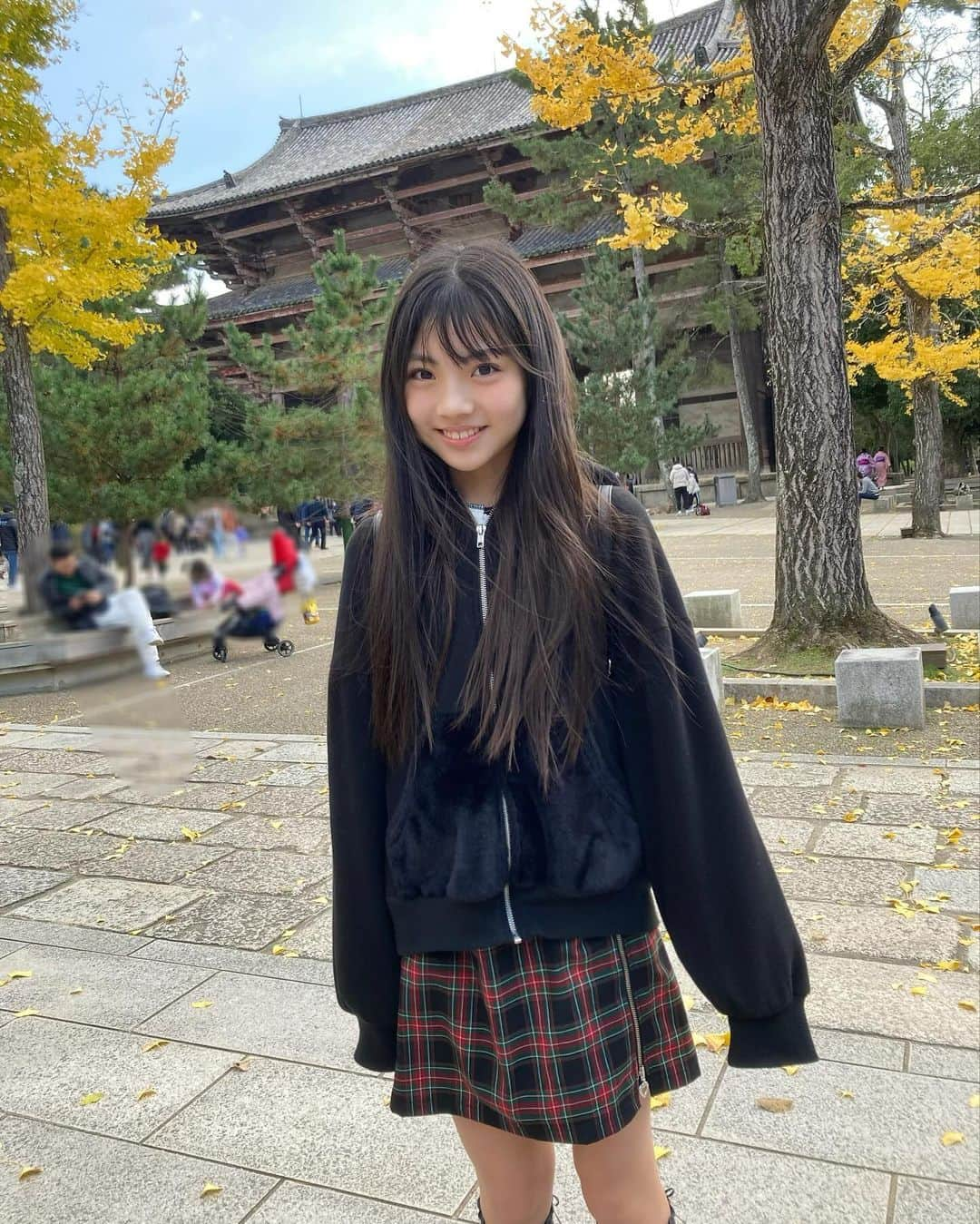 上埜れのんのインスタグラム：「•*¨*•.¸¸♬︎  明日の学校楽しみ✏+📚=🏫  3枚目は📷奈良の大仏様と❤️‍🔥  #小学生女子#女の子コーデ#kidsfashion #奈良#なら」