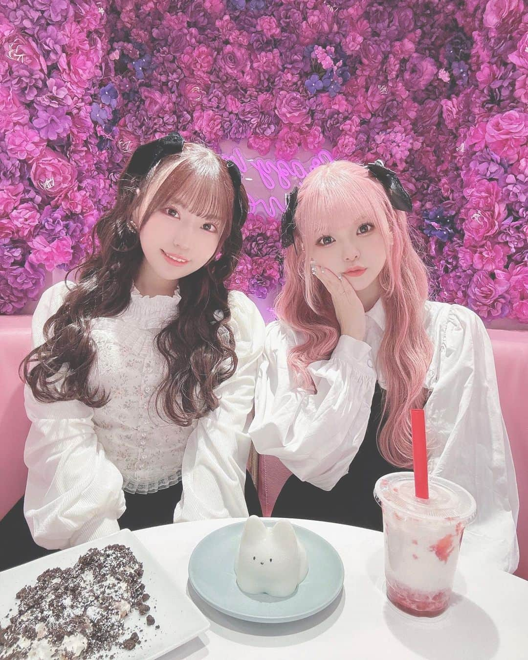 城崎ひまりさんのインスタグラム写真 - (城崎ひまりInstagram)「りりちゃんと新大久保でカフェ活してきたよん🎀 前回プレゼントしたリボンつけてハーフツインして来てくれてめちゃ可愛かった🥺✨ . . ねこプリンぷるぷる動画もまたあげる🐱 可愛い子と可愛いカフェは癒しすぎた🤤🩷 . . . . . #東京#ファッション#可愛い#かわいい#可愛い女の子#かわいい女の子#アイドル#girl#idol#kawaii#kawaiigirl#kawaiifashion#followme#cosplay#cosplayer#cosplaygirl#cosplayers#コスプレ#コスプレイヤー#コスプレ女子#youtuber#tiktoker#フレンチガーリー#フレンチガーリーコーデ#新大久保#新大久保カフェ#カフェ活#カフェ巡り#cafe#映えカフェ」12月6日 19時58分 - shirosakihimari