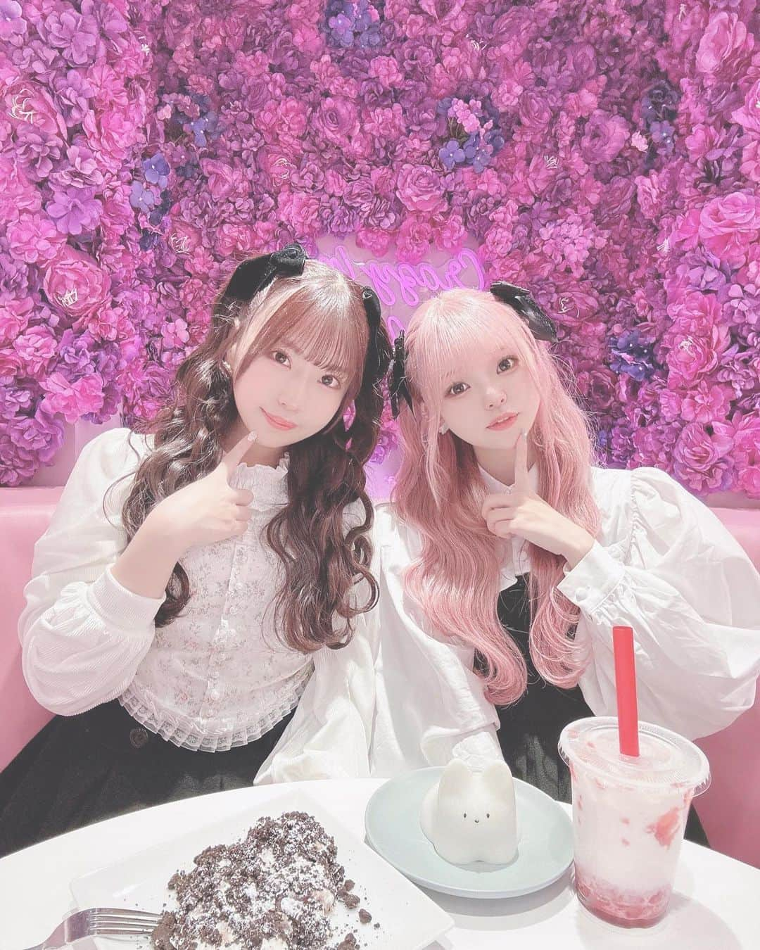 城崎ひまりのインスタグラム：「りりちゃんと新大久保でカフェ活してきたよん🎀 前回プレゼントしたリボンつけてハーフツインして来てくれてめちゃ可愛かった🥺✨ . . ねこプリンぷるぷる動画もまたあげる🐱 可愛い子と可愛いカフェは癒しすぎた🤤🩷 . . . . . #東京#ファッション#可愛い#かわいい#可愛い女の子#かわいい女の子#アイドル#girl#idol#kawaii#kawaiigirl#kawaiifashion#followme#cosplay#cosplayer#cosplaygirl#cosplayers#コスプレ#コスプレイヤー#コスプレ女子#youtuber#tiktoker#フレンチガーリー#フレンチガーリーコーデ#新大久保#新大久保カフェ#カフェ活#カフェ巡り#cafe#映えカフェ」