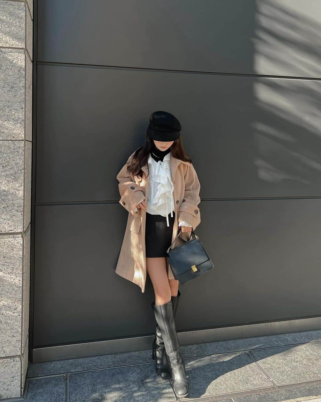 池田有里紗のインスタグラム：「ootd.  Aラインに広がるフレアシルエットが素敵なミドルコート✨  柔らかくてモチモチな素材が とにかく気持ちいい♡  フリルブラウスはモノトーンで合わせるとモードに。  tops @amel_official__  coat @maison_raview  sk @zara boots @adametrope  bag @polene_paris   #ootd #ars_ootd #ca4la #polene #poleneparis  #zara #adametrope #大人カジュアル #大人ファッション #大人コーデ #キャスケット」