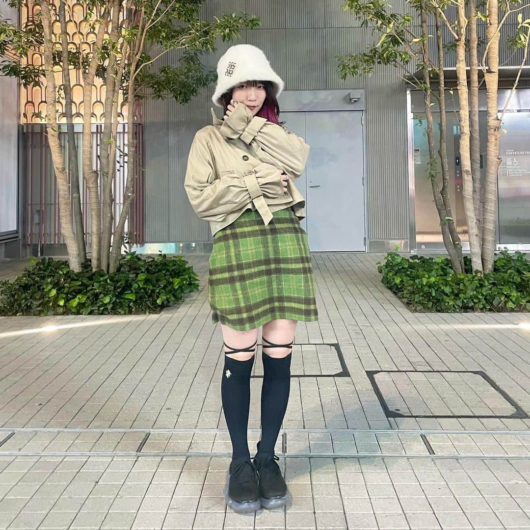 ぱいぱいでか美さんのインスタグラム写真 - (ぱいぱいでか美Instagram)「たまにはこういう服も着る . 先月の #でか美月例 で着てた私服 4枚目は寒ーーーッッッて言ってます ロックカフェロフトの前、ビル風すごいんよ  トップスと靴下は今シーズンのCandyです！ リボンいっぱいがテーマ🎀♡ 普段はカジュアルなの多いけど 可愛くしたい時もあります。笑 MILKFED.のチェックスカートもお気に入り🐏  今月の月例はいつもの日程じゃなくて 12/29のお昼なので！よろしくお願いしますー！ . #crayme #candystripper #WEGO #ADIRA #でか美衣装 #でか美私服 #でか美ちゃん」12月6日 19時59分 - paipaidekami