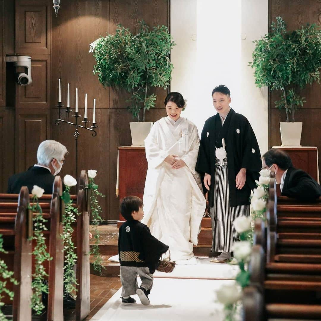 RIVIERA WEDDING　リビエラ ウェディング　公式さんのインスタグラム写真 - (RIVIERA WEDDING　リビエラ ウェディング　公式Instagram)「. お揃いの和装でお子様と一緒に 可愛らしい声が響く和やかな雰囲気の結婚式  -------------------------  街の喧騒から離れ、優しい緑の中で息をつく 温もり溢れる木造建築、聞こえる祝福の音 受け継がれたおもてなしの心が寄り添う  都会の中で感じる休符 心を悠久に満たす時間  -------------------------  リビエラ東京 HP：https://www.riviera.co.jp/wedding/tokyo 住所：〒171-0021　東京都豊島区西池袋5-9-5 電話：03-3981-3231  #rivierawedding #rivieratokyo #instawedding #instabride #リビエラウェディング #リビエラ東京 #結婚式 #ブライダル #ウェディング #結婚式準備  #東京結婚式 #東京ウェディング #東京花嫁 #結婚式準備 #式場迷子 #式場探し #結婚式場 #プレ花嫁 #プレ花嫁準備 #東京プレ花嫁 #式場見学  #少人数婚 #結婚式レポ #結婚式撮影 #結婚式スナップ撮影 #フォトウェディング #ウェディングムービー」12月6日 20時00分 - riviera.tokyo.weddings