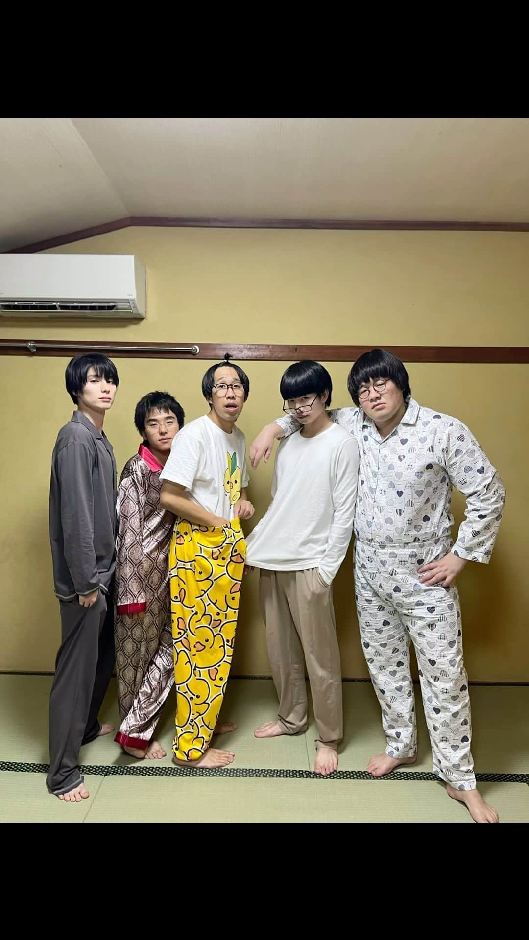 村井の恋のインスタグラム：「・ 3話で見られる貴重なパジャマ姿の5人をスライドショーでお届け📸🙌  こちらは【かっこつけ編】😎✨  番組InstagramとXにはそれぞれ別バージョンを投稿しているのでご覧ください👀💕 👉@tbs_renainosusume  #tbs #ドラマストリーム #恋愛のすゝめ #綱啓永 #本田響矢 #一ノ瀬ワタル #若林時英 #ひょっこりはん #矢吹奈子 #Netflix先行配信中 #12月12日深夜24時58分放送 #放送終了後TVerにて無料配信 #かっこついてますか？ #鳳のシンプルパジャマ🪶 #龍ちゃんのオシャレパジャマ🐉 #虎松のハートパジャマ🐯♡ #獅子丸の金持ち派手パジャマ🦁 #ひょっこりさんにかけたひよっこパジャマ🐥🔰 #皆さんのお好みは？ #龍崎のメガネどこ👓 #こいすす」