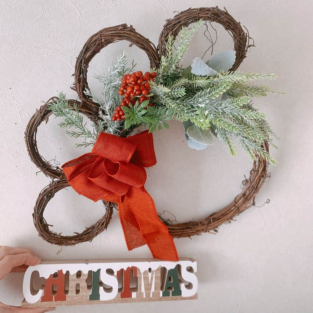 甲斐麻美さんのインスタグラム写真 - (甲斐麻美Instagram)「. 12/16(土)17(日) 愛犬と過ごすSpecial Christmas！ \\いぬcafeガーデン// 　@レイクタウンアウトレットの水辺沿い  【 ワークショップエリア 】 12/16(土)17(日)両日  ＼うちのいぬ×Hito_to_ki flower／ (@hito_to_ki.flower ) ▶うちのこ肉球リース  ----------  わんこと暮らすフラワーデザイナーが、うちのこたちと一緒に、自宅でお花を楽しめないか？ わんちゃんを連れて、一緒にワークショップできないか？そんな思いから、今年の肉球クリスマスリースのワークショップが決定しました。  お花とリボンの組み合わせは自由自在！ リースの真ん中には、おうちのわんちゃんの足跡スタンプを入れた、世界に一つだけのリースが作れます。 最後はプロのフラワーデザイナーが可愛く仕上げます。 アーティフィシャルフラワーを使うので、 愛犬たちが食べちゃう心配もなし。  人気のクリスマスカラーはもちろん、 ドライフラワー風のくすみカラー 白グリーンのシンプルスタイル ハワイが好きな方へ南国系など、 愛犬のアートとともに、 ずっと飾って置けるようにお部屋に似合う たくさんのパターンを準備しています。  ぜひ遊びにいらしてください！  ---------- ※事前予約等は各出店者様のDMへ 直接お問い合わせ下さい  ================ 　いぬ cafe ガーデン ================ 日時：R5.12/16(土)17(日) 10:00～15:00 ※雨天中止 場所：レイクタウンアウトレット JR武蔵野線　越谷レイクタウン駅　徒歩7分 ※入場無料 ※カフェエリア予約優先（ワンドリンク制）  ■カフェのご予約はこちら💓 >> https//reserva.be/inutowatashi プロフィール欄から飛べます🕊  #いぬcafeガーデン #いぬとわたし #レイクタウンアウトレット #犬イベント #いぬのいる暮らし #ドッグカフェ #犬とクリスマス #クリスマスイベント #犬との暮らし #犬ファースト #犬好きさんと繋がりたい #犬がいないと生きていけません #犬好き　#いぬカフェ #犬のイベント #犬イベント #肉球リース #犬とフラワーデザイナー」12月6日 20時00分 - inuto_watashi