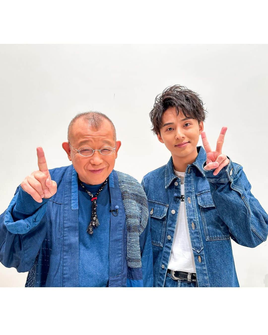 TBS「A-Studio」のインスタグラム：「. ＼☝🏻✌🏻月／  リンクコーデ👬🩵💙  スタッフもお気に入りの1枚📸 2人ともデニムが似合ってますね😎👖 #シェアハピ #シェアガヤ   ▶︎12/1 放送 藤ヶ谷さん衣装 Denime Jacket : DRIES VAN NOTEN Pants : DRIES VAN NOTEN  #ベーガヤ #リンクコーデ  #Aスタプラス #笑福亭鶴瓶 #藤ヶ谷太輔」