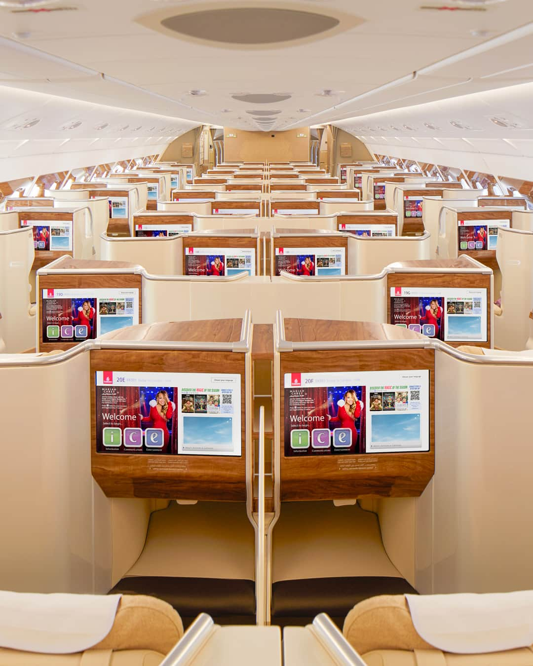 エミレーツ航空のインスタグラム：「Binge watch your way through your flight, with our award-winning inflight entertainment, ice. 📺 🤩  #Emirates #FlyBetter」