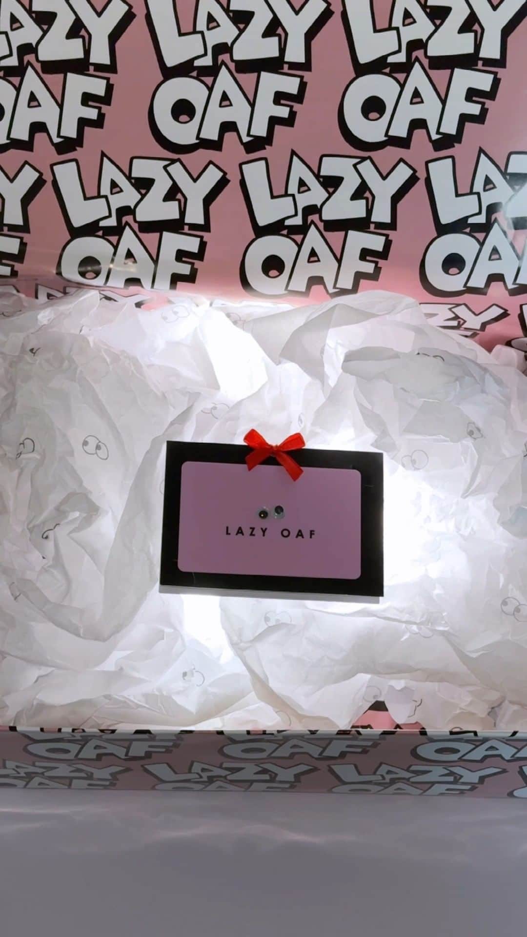 レイジー・オーフのインスタグラム：「GIFT CARDS, GET YOUR GIFT CARDS! 🎁  For those of you who are indecisive gifters; been told they like the brand and want something easy gifters; or if you're actually just a bloody lazy gifter - this is for you. Pop on from £10 to however much you feel like givin', it's the perfect gift for: your Mum, your Secret Santa or even your trusty fluffy companion. There's somethin' for everyone!  Shop now online and in our Carnaby store 🛒」