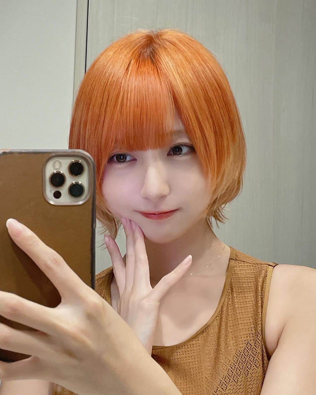 こばしり。さんのインスタグラム写真 - (こばしり。Instagram)「髪色もう変えちゃったけど、 秋頃にオレンジにしてたよって記録🍊  今回も天才フカヅさん( @takeshi_fukazu )🌱 ショートボブにして毛先にかけて明るくグラデーションにして貰ってた🍂  残るはグリーン！🌱 実はもうグリーンにしたので見せるの楽しみ💭」12月6日 20時01分 - lovetomato_24