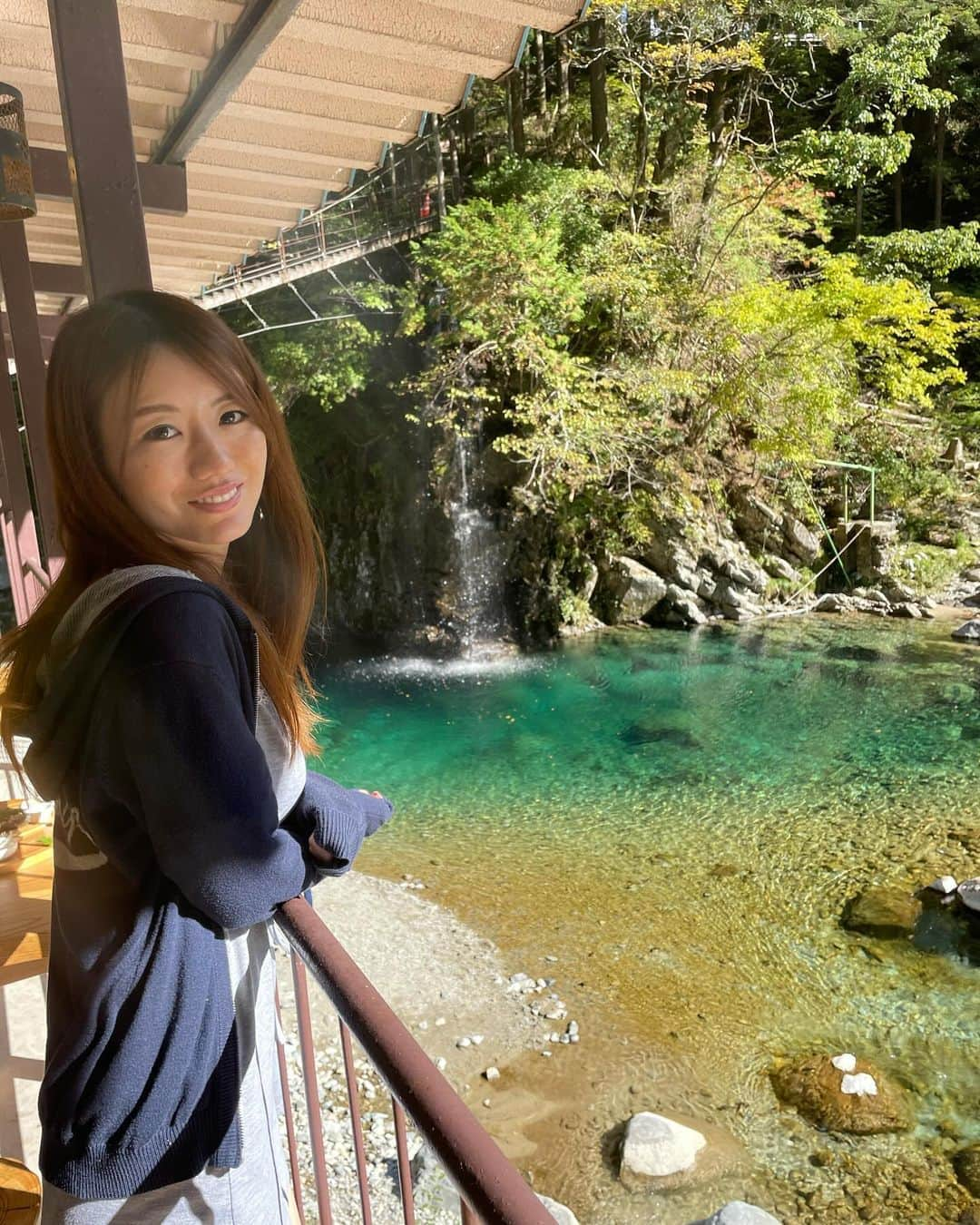 にゃんさんゴルフさんのインスタグラム写真 - (にゃんさんゴルフInstagram)「橋を渡っていくと！！ 川の色が綺麗ー！😳💕  ランチも映える🐟👏  #岩魚の里峡#はざま#やじろ橋  #岐阜#岐阜旅行#中津川 #岐阜グルメ#岐阜ランチ」12月6日 20時01分 - miiiii0228