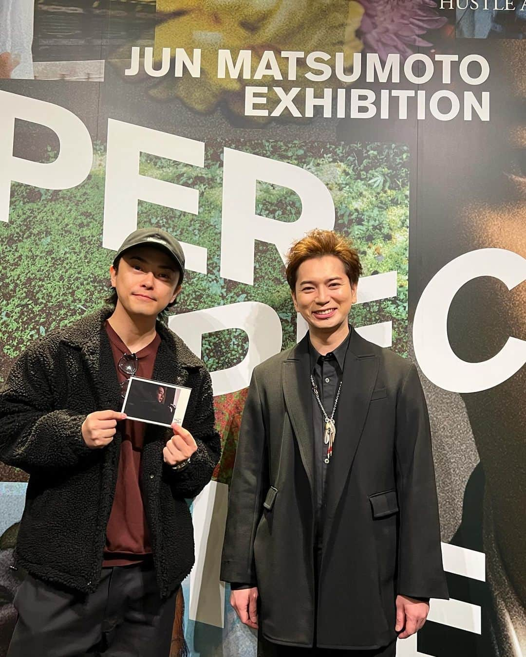 勝地涼さんのインスタグラム写真 - (勝地涼Instagram)「JUN MATSUMOTO EXHIBITION 「PERSPECTIVE-時をつなぐ眼差し-」に MJパイセン🕺から声をかけていただいて 関係者内覧会に行かせていただきました。 潤くんの展示を観てるのに 僕自身はどのように生きてきたのか 生きていきたいのか問われてるような 語りかけてくるような感じがしました。 トゲみたいなのが取れて丸くなり それをまた変えたい。  共感できることもあるし 潤くんのようにその先に行かなければ わからないこともあるだろうけど 今を大切にし、先を見据えてどう生きるかを 改めて考えさせられた。 松本潤とゆう人間はやはり愛されるよなって 思いました。 照れ屋でクールで、でも熱くて、 周りをいつも気にかけてくれる優しい 愛がたっぷりな先輩。 いつかまた共演したいです。 お誘いありがとうございました。  六本木ミュージアムにて 12月8日〜1月21日まで　です  @jun.matsumoto_ieyasu  #松本潤PERSPECTIVE展」12月6日 20時03分 - ryo.katsuji.official