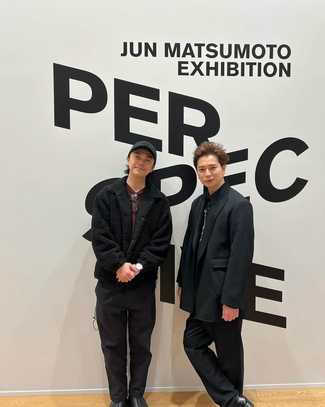 勝地涼のインスタグラム：「JUN MATSUMOTO EXHIBITION 「PERSPECTIVE-時をつなぐ眼差し-」に MJパイセン🕺から声をかけていただいて 関係者内覧会に行かせていただきました。 潤くんの展示を観てるのに 僕自身はどのように生きてきたのか 生きていきたいのか問われてるような 語りかけてくるような感じがしました。 トゲみたいなのが取れて丸くなり それをまた変えたい。  共感できることもあるし 潤くんのようにその先に行かなければ わからないこともあるだろうけど 今を大切にし、先を見据えてどう生きるかを 改めて考えさせられた。 松本潤とゆう人間はやはり愛されるよなって 思いました。 照れ屋でクールで、でも熱くて、 周りをいつも気にかけてくれる優しい 愛がたっぷりな先輩。 いつかまた共演したいです。 お誘いありがとうございました。  六本木ミュージアムにて 12月8日〜1月21日まで　です  @jun.matsumoto_ieyasu  #松本潤PERSPECTIVE展」