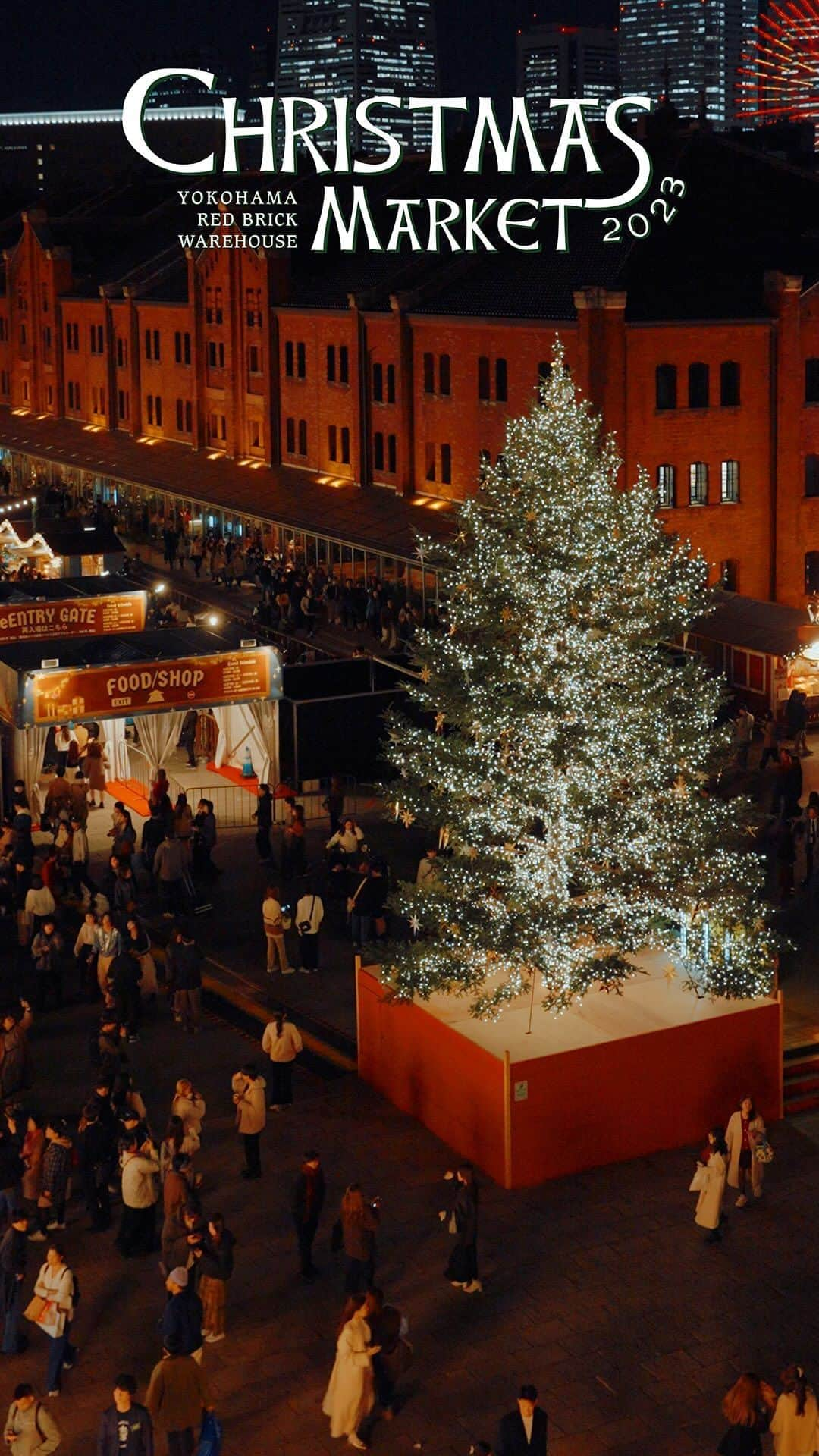 横浜赤レンガ倉庫のインスタグラム：「. Christmas Market in 横浜赤レンガ倉庫 開催中🎅🏻🎄  今年は、エリアの拡大や、飲食ブースや物販、 キッチンカーを含めた延べ64店舗が出店する 過去最大規模での開催🌟  夜はクリスマスツリーやイルミネーションルーフなどが ライトアップされて、幻想的な雰囲気に💫  #横浜赤レンガ倉庫 #赤レンガ #yokohamaredbrickwarehouse #christmasmarketin横浜赤レンガ倉庫 #クリスマスマーケットin横浜赤レンガ倉庫 #クリスマスマーケット #横浜 #横浜観光 #横浜グルメ #みなとみらい #馬車道」