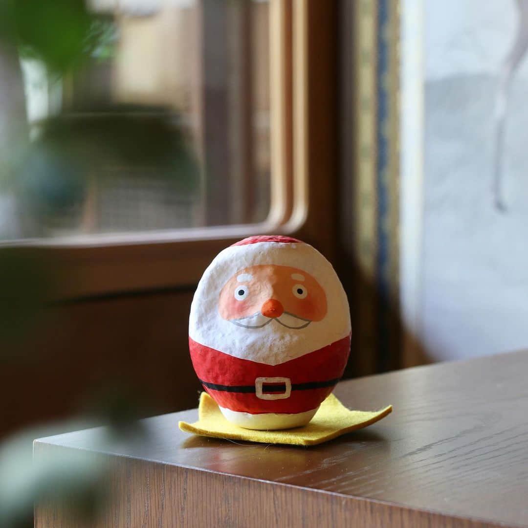 中川政七商店さんのインスタグラム写真 - (中川政七商店Instagram)「「冬の、足音。」  気がづけば、12月。 中川政七商店でも、冬の足音が聞こえ始めています。 ヨーロッパのお祝いとして日本の家庭にも馴染んでいるクリスマス。 日本の暮らしの中でも溶け込むよう、 サンタクロースのだるまを作りました。  だるまの一大産地、群馬県高崎市。 「三代目だるま屋ましも」とつくったオリジナルのだるまです。 ほんのり赤いほっぺが愛らしく、帽子には白いぼんてんをつけました。 星形の敷布の上に置けば、優しい表情に 思わず笑みがこぼれます。  ▶サンタだるま／￥3,300 （在庫状況は、全国の直営店にお問合せください）  🦌 @nakagawamasa7  🦌渋谷店では代引きを承っております(03-6712-6148)  ． 日本の工芸が教えてくれる 暮らしかた、生きかた。  Japan’s kogei. Teaching us how to live how to be. ．  #中川政七商店 #暮らしの道具 #japaneseculture #nakagawamasashichi #日本の風習 #置き飾り #インテリア #しつらい #季節の行事 #季節の設え #日本の風物詩 #オーナメント #季節のしつらえ #季節を楽しむ #季節を感じる #歳時記 #クリスマス #クリスマスオーナメント #クリスマスの飾り #サンタ #サンタクロース #santaclaus」12月6日 20時06分 - nakagawamasa7