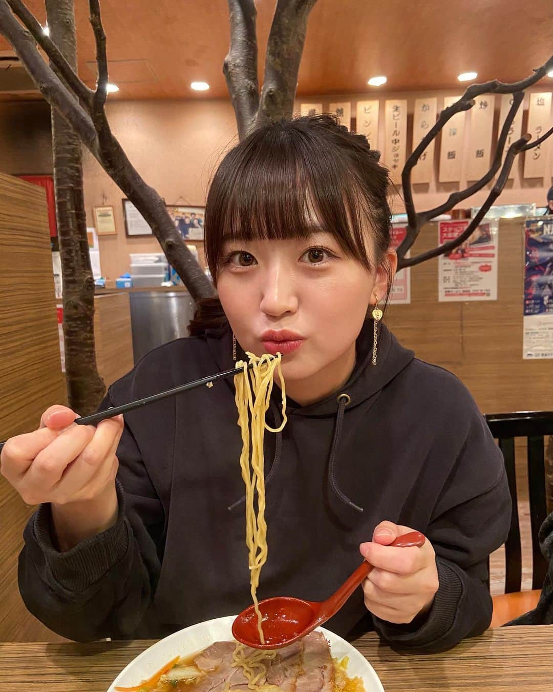 上野貴穂のインスタグラム：「. 彩華ラーメン食べた🍜 やっぱり美味しいよね〜✨大満足😋」