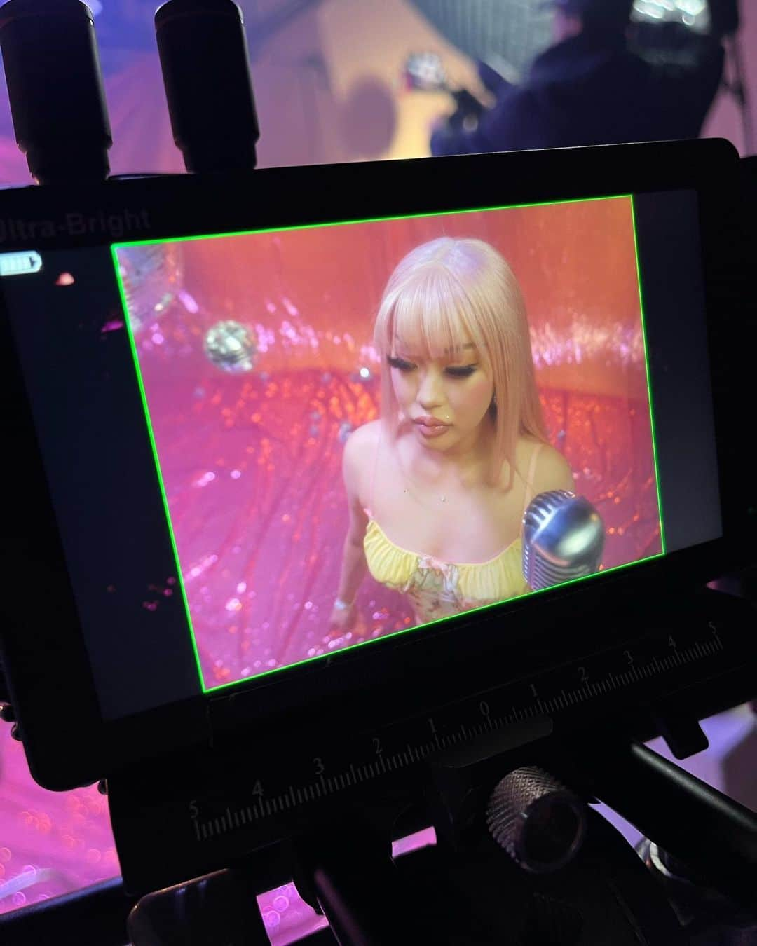 Elle Teresaさんのインスタグラム写真 - (Elle TeresaInstagram)「"dorobo" music video out now🌺」12月6日 20時08分 - elleteresa_