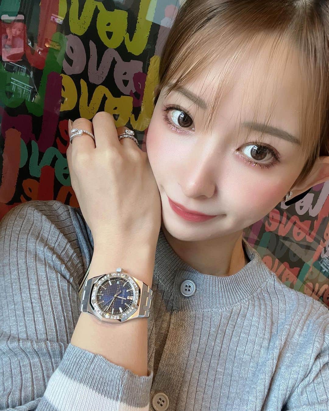 SHIORIのインスタグラム：「💙💙💙  実はだいぶ時差投稿⏳🫢 夏前にひっそり納品された 初めてのバケットダイヤ⌚️💎 希望通りの37mmの方！！！！🥲  お値段は当日のレートによって 変わります👩‍💻💬とのことで ドキドキだったけど、 値上げ前に買えて嬉しいということで🪪笑 バケットだから キラキラというよりギラギラで 特別感あってすき🤣🫶🏻❤️‍🔥  スタッフさん、インスタ見てくれてるのに 載せてなかったから載せてみた🥹 今年も素敵な納品に本当に感謝です🥲🤝 大事に使います🥹💘💘  服は上下で2,000円だけど (どちらもshein👗) 時計と鞄がかっこいいからありな日🤤  #audemarspiguet」