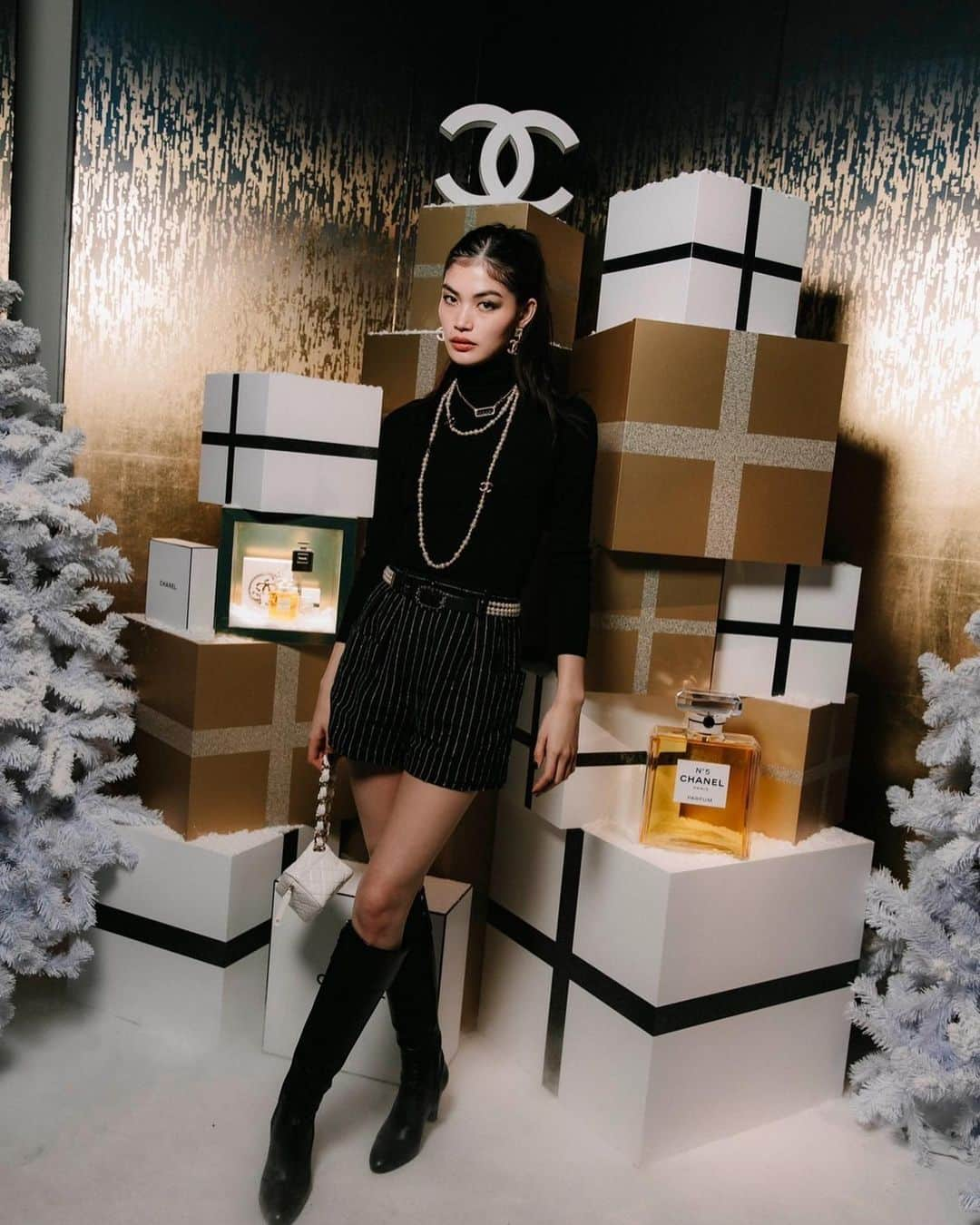 福士リナのインスタグラム：「CHANEL WONDERLAND🎄  シャネルのホリデー イベント“CHANEL WONDERLAND”に招待していただきました。 ワクワクする仕掛けとシャネルが創り出すホリデーの世界観で幸せいっぱいでした🌟  皆様が素敵なホリデーシーズンを過ごせますように！ Happy Holidays❤️  #CHANEL #CHANELHoliday  #シャネルホリデー  #CHANELWonderland @chanel.beauty  #PR」