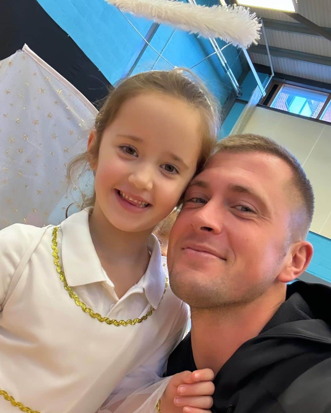 ダニエル・オズボーンのインスタグラム：「Daddy’s little angel in her school Christmas play 🎄💖 So proud of you Mia moo! I know any of you that watch my stories think Mia’s so confident and a little nutter (you’re correct) 😄 but when it come to her school plays, she has always got so nervous & worked up that she would just cry and never be able to do it.. May sound silly to you guys but I just feel so proud of her how she took part in all of it & she was amazing!! 💖 proud of you baby girl ❤️」