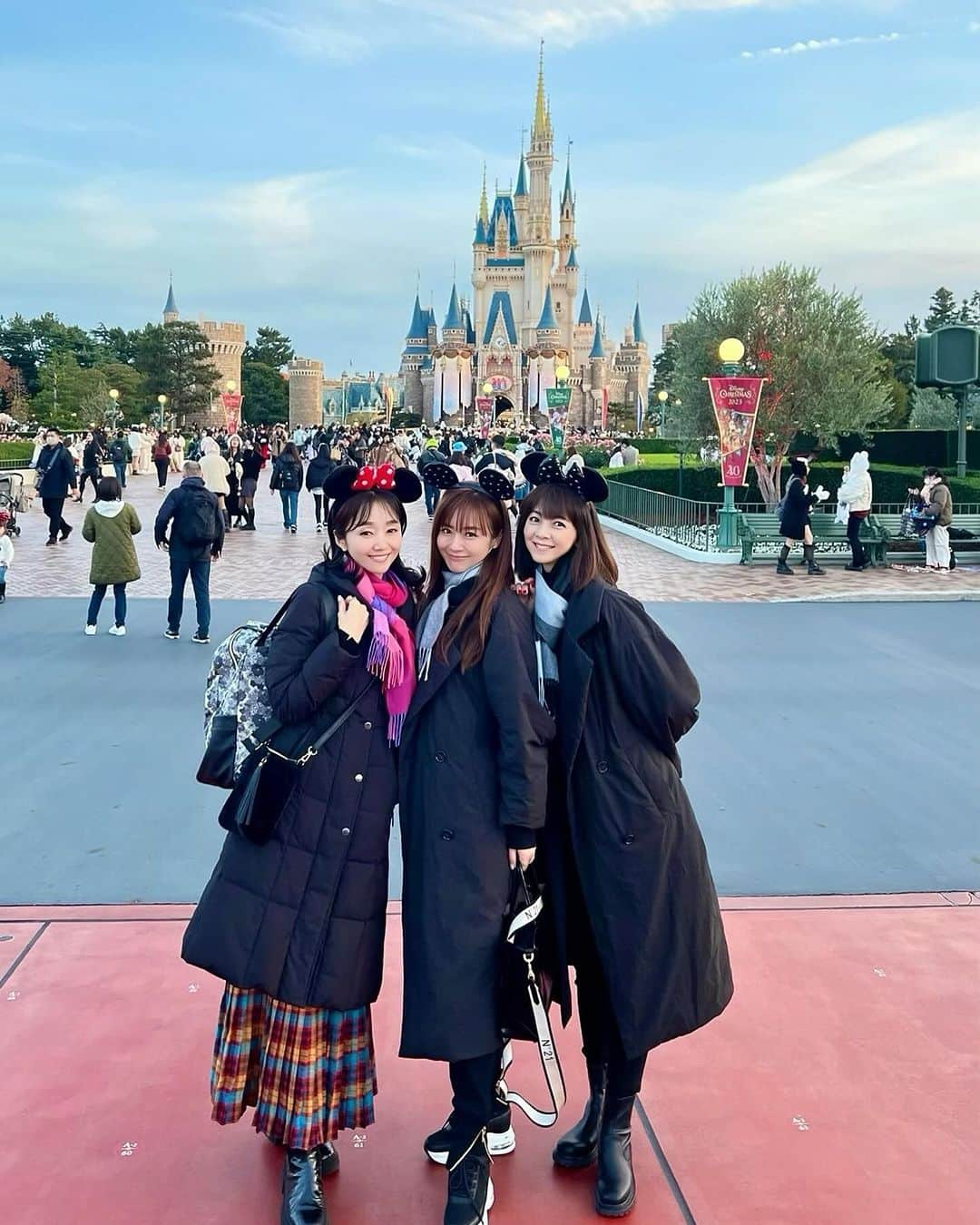 原志保のインスタグラム：「この3日間、東京に来ていた @alice.yoshida1022 和代💁‍♀️  せっかく東京に来たなら、ディズニーランドでしょってことで、織香ちゃんを誘って行ってきました🙋‍♀️  子供なしのディズニーランドに行った記憶がもうないぐらい久しぶりで、憧れのミッキーカチューシャをして初参戦🤣  アラフィフだけど許してね😂  加工が強くないとキツイので、加工強めですみません🙇‍♀️  疲れやすいお年頃だから、アトラクションに乗るよりお茶した時間の方が長かったかな🤣  でも気持ちだけはJKです😂   @orikagram 織香ちゃんのカシミヤマフラーと @selectshopb のオリジナルコートで暑いぐらいのディズニーランドで、並ぶのも苦じゃなかったなー💖  クリスマスツリーもキレイでした😍  たまには童心に帰って楽しむこともアンチエイジングのためにオススメです💁‍♀️  #東京ディズニーランド #オトナディズニー #ディズニーランド  #ディズニークリスマス」