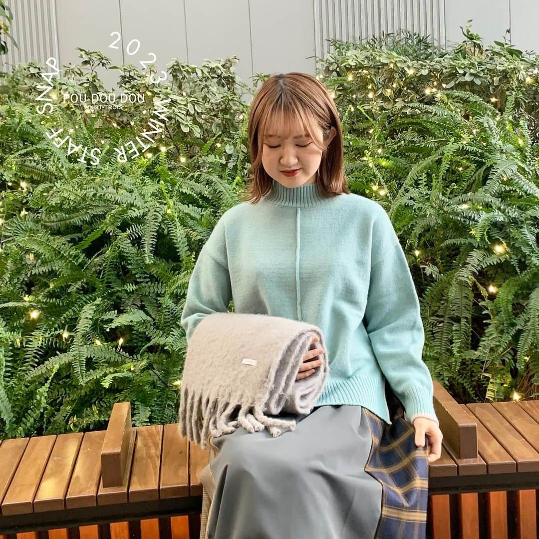 POUDOUDOUofficialのインスタグラム：「. STAFF SNAP！  やわらかい肌触りが魅力的なハイネックニット。 さりげない袖口の配色と裾のスリットあきがアクセントに。   パンツやスカート、ジャンスカのインナーとしてなど どんなアイテムともバランスがとりやすい一枚です◎   鮮やかなカラーバリエーションで4色ご用意しております。  ---------------------------------------- ✓畦編みVネックニットカーディガン color：OATMEAL/PINK/BLUE/LIGHT BLUE ----------------------------------------    ■staff おさだ(160cm)  @pdd_o_chan160  新宿ミロード店   ■staff こんどう(156cm)  @pdd_kon  新宿ミロード店    #poudoudou #プードゥドゥ #pdd23 #coo_online #staffsnap #winterコーデ #knitコーデ」