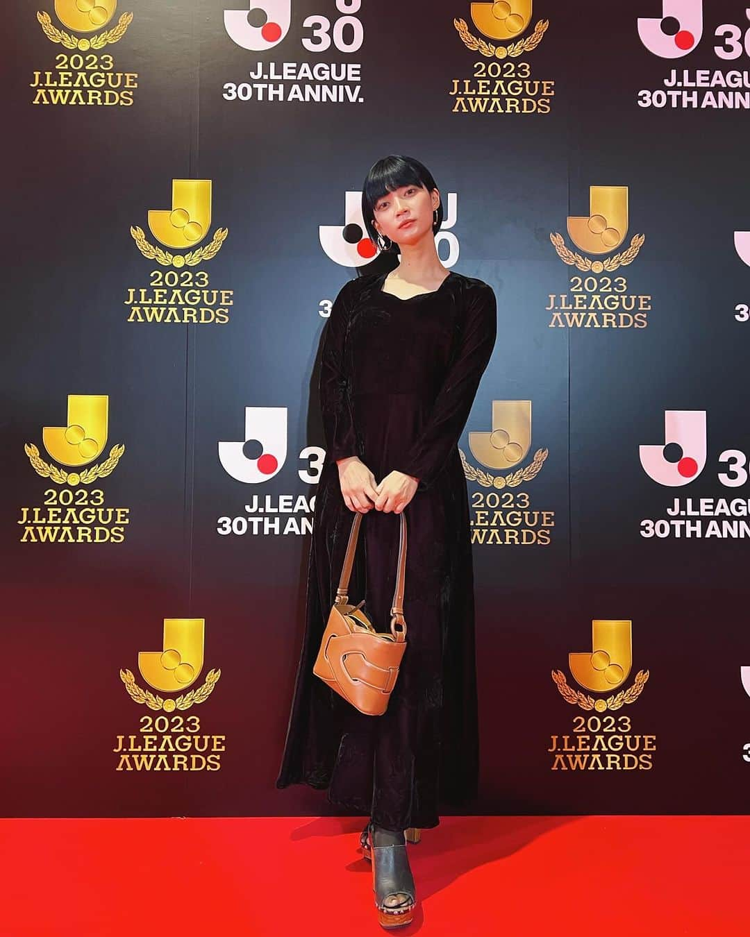 Macoto Tanaka 田中真琴のインスタグラム：「さいきんのはなし 先日行われた『2023Ｊリーグアウォーズ』に招待して頂き、しょーのと行ってきました⚽️🏆 表彰式では、Jリーグ初代チェアマン川淵三郎さんのＪリーグ創設への熱い思いに改めて私ももっとＪリーグを盛り上げたいし、盛り上げなければと感じました。 ジュビロ磐田や他のチームのサポーターも既に実感しているであろう地域に根ざしたスポーツ、そこで生まれる数々の奇跡を信じて、これからも共にＪリーグを盛り上げましょう！！！！ 表彰式自体も、DJが音楽をかけてたり、選手の個性光るスーツだったり、いろんな挑戦が見えてとても楽しかったです〜 表彰式の中村俊輔選手や、酒井高徳選手や、ツネ様（敢えてこの呼び方にさせて頂きます🥹）にサインや写真を撮って頂きました。 スター揃いで震えました、、、、 しょーのと早くサッカー観に行きたくなるねぇーと話してました。 来年はジュビロ磐田の選手全員で会場に行けるように応援頑張りますよ🩵💪🏻 改めてご招待頂きありがとうございました。 #Jリーグアウォーズ #川淵三郎 さん #中村俊輔　さん #酒井高徳　さん #宮本恒靖　さん #ジュビロ磐田 #jleagueawards  #jleagueawards2023」