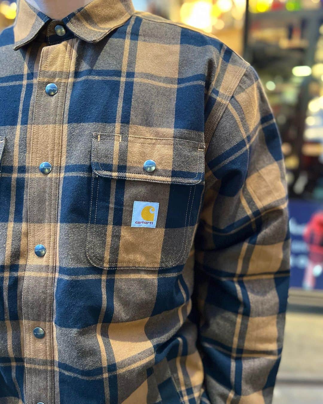 GROW AROUNDさんのインスタグラム写真 - (GROW AROUNDInstagram)「CARHARTT  RELAXED FIT FLANNEL SHERPA-LINED SHIRT JACKET  8オンスのフランネル素材を使用しており、裏地には肉厚なシェルパ素材が採用されております🔥  この時期に重宝されるアイテムです👍  WEB UPも完了しております✅」12月6日 20時15分 - growaround