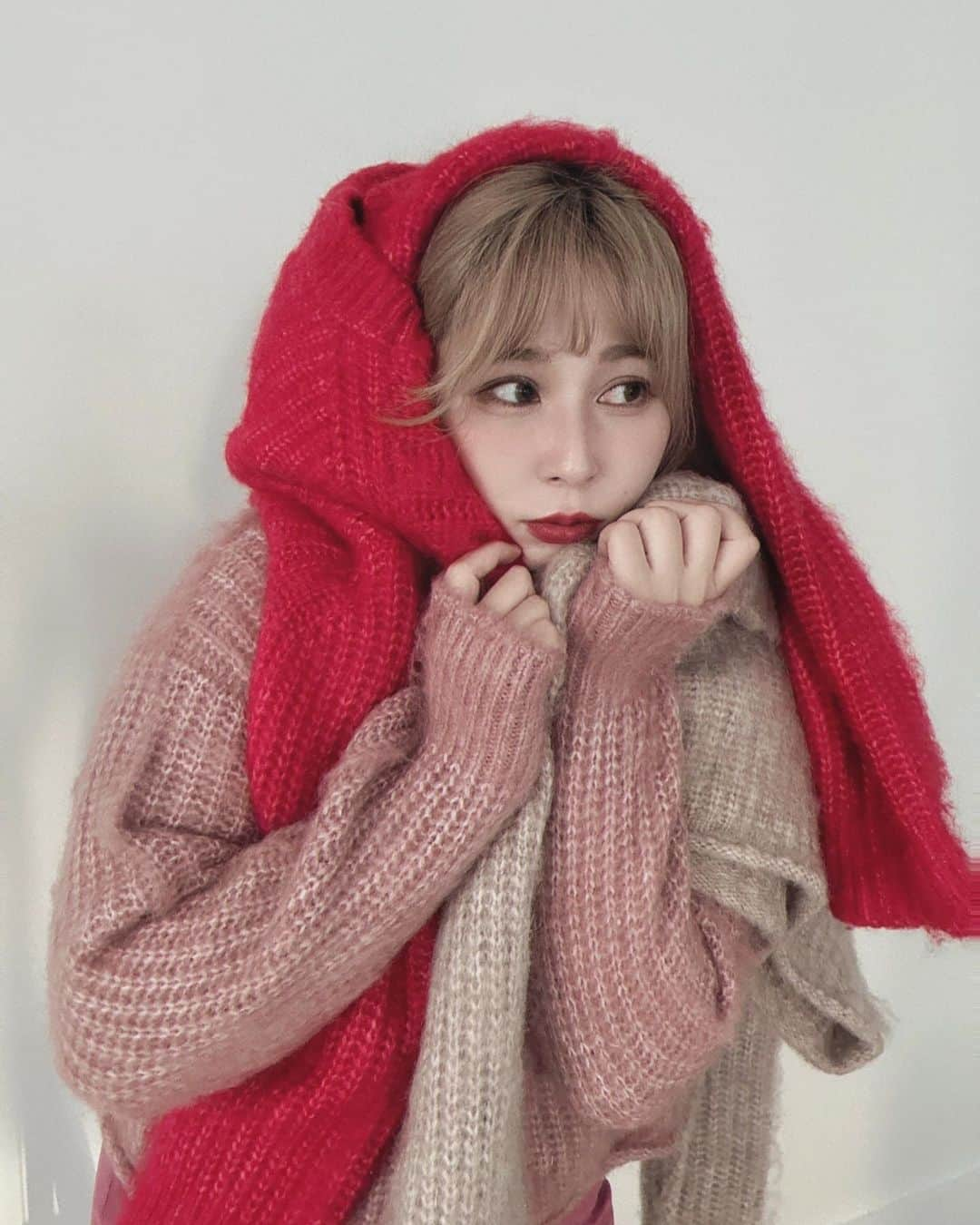 puinpiのインスタグラム：「もふもふ。  何色にする？  ピンクも絶妙なよき色にしあがったのです🧶  KNIT @puishop.official  2023/12/09 PM21:00 release  #Pui#Puishop #knit#ニット #ニットコーデ  #ショートニット」