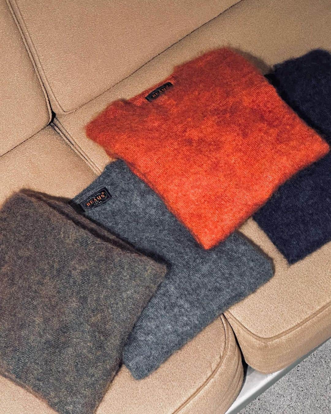 BEAMS+のインスタグラム：「・   BEAMS PLUS RECOMMEND  BEAMS PLUS  "Stretch mohair crew-neck knit"  Mohair knit with a warm expression. The long fur gives a soft impression. The use of domestically produced materials and the fact that it does not easily lose its shape are also recommended points.  -------------------------------------  暖かみのある表情のモヘアニット。毛足の長い印象は柔和な印象です。国内生産の素材を使用し、型崩れもしにくい所もお薦めのポイント。   #beams #beamsplus #beamsplusharajuku  #mensfashion #mohair #mohairknit」