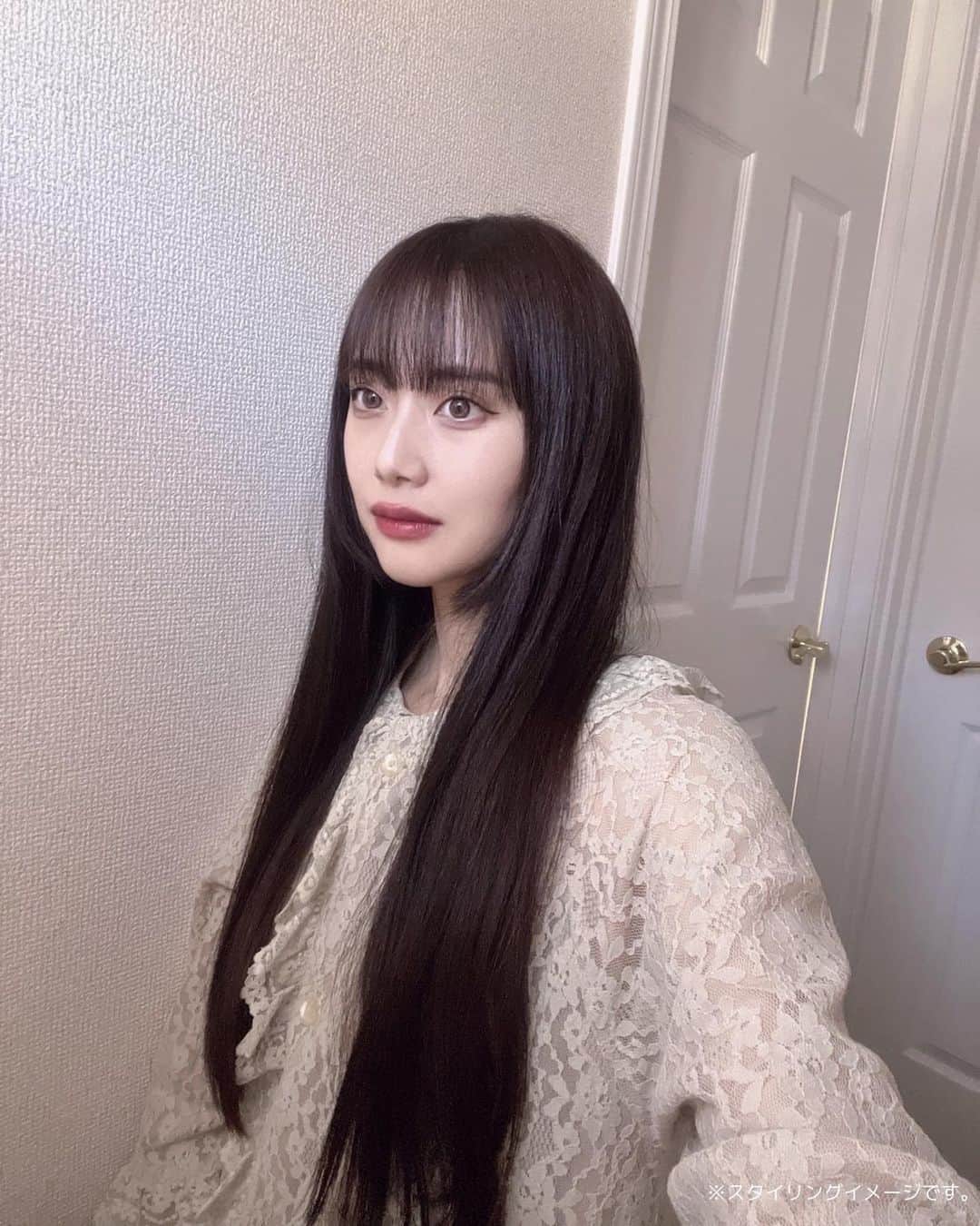 酒元麻衣（まいへー）さんのインスタグラム写真 - (酒元麻衣（まいへー）Instagram)「Essential THE BEAUTY リペアシリーズを紹介します🫧⁡⁡ ⁡⁡ ”美髪のベースメイク処方”で、髪の土台である「毛流れ」を整えて美髪にしてくれるシャンプー&コンディショナー🤍⁡⁡ ⁡⁡ 天然由来の美髪オイル［18-MEA OIL（毛髪保護）*¹］配合と髪の構成成分の一部であるアミノ酸を11種類*²配合で髪の内部から補修してくれます💐⁡⁡ ⁡⁡ 使ってみた感想は、フローラルないい香りで泡立ちが良く、洗い上がりもすごくしっとり🤍⁡⁡ なによりロングヘアが綺麗にまとまるのが嬉しいです♡⁡⁡ ⁡⁡ パッケージもくすみピンクとベージュでシンプルで可愛いデザイン🎀⁡⁡ ぜひ試してみてください♡⁡⁡ ⁡⁡ @essential_jp⁡⁡ ⁡⁡ *¹ラノリン脂肪酸⁡⁡ *²アルギニン、アスパラギン酸、グリシン、アラニン、セリン、バリン、イソロイシン、ブロリン、トレオニン、ヒスチジン、フェニルアラニン⁡⁡ ⁡⁡ ⁡⁡ ⁡⁡ #PR #エッセンシャル⁡⁡ #ヘアケア #シャンプー #リペアシャンプー」12月6日 20時16分 - maihee