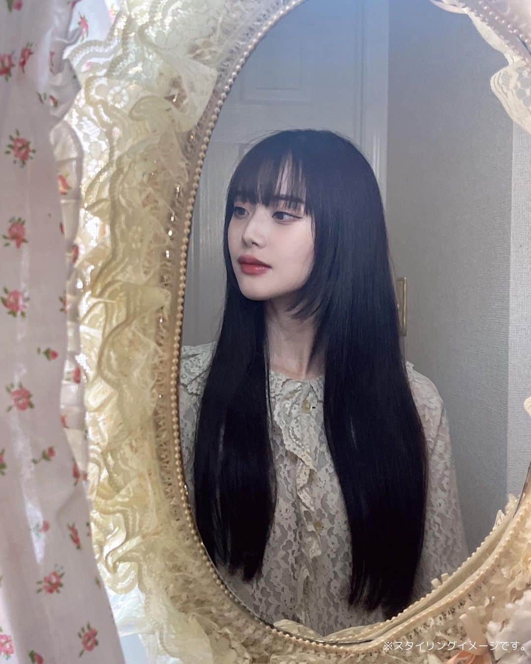 酒元麻衣（まいへー）さんのインスタグラム写真 - (酒元麻衣（まいへー）Instagram)「Essential THE BEAUTY リペアシリーズを紹介します🫧⁡⁡ ⁡⁡ ”美髪のベースメイク処方”で、髪の土台である「毛流れ」を整えて美髪にしてくれるシャンプー&コンディショナー🤍⁡⁡ ⁡⁡ 天然由来の美髪オイル［18-MEA OIL（毛髪保護）*¹］配合と髪の構成成分の一部であるアミノ酸を11種類*²配合で髪の内部から補修してくれます💐⁡⁡ ⁡⁡ 使ってみた感想は、フローラルないい香りで泡立ちが良く、洗い上がりもすごくしっとり🤍⁡⁡ なによりロングヘアが綺麗にまとまるのが嬉しいです♡⁡⁡ ⁡⁡ パッケージもくすみピンクとベージュでシンプルで可愛いデザイン🎀⁡⁡ ぜひ試してみてください♡⁡⁡ ⁡⁡ @essential_jp⁡⁡ ⁡⁡ *¹ラノリン脂肪酸⁡⁡ *²アルギニン、アスパラギン酸、グリシン、アラニン、セリン、バリン、イソロイシン、ブロリン、トレオニン、ヒスチジン、フェニルアラニン⁡⁡ ⁡⁡ ⁡⁡ ⁡⁡ #PR #エッセンシャル⁡⁡ #ヘアケア #シャンプー #リペアシャンプー」12月6日 20時16分 - maihee