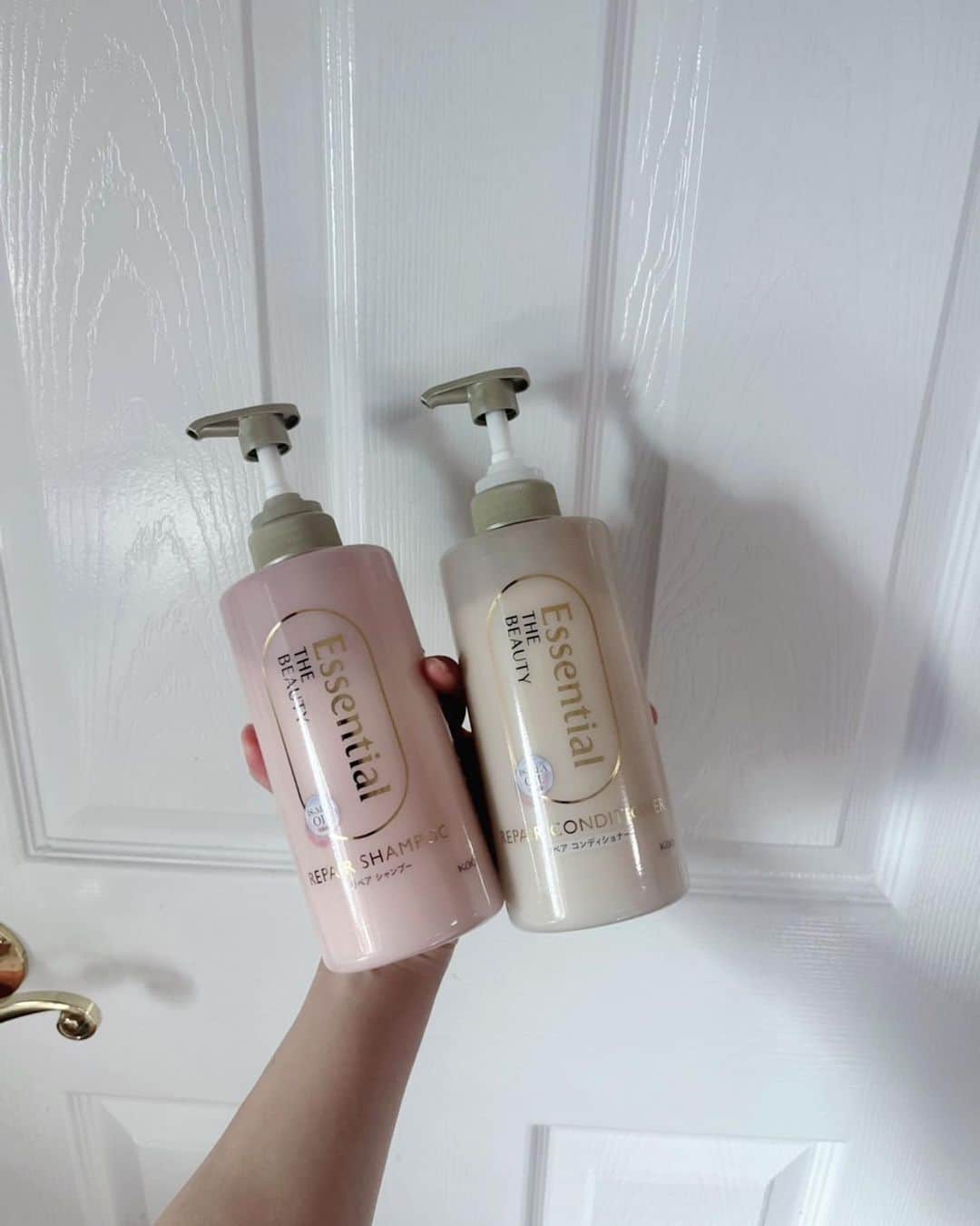 酒元麻衣（まいへー）さんのインスタグラム写真 - (酒元麻衣（まいへー）Instagram)「Essential THE BEAUTY リペアシリーズを紹介します🫧⁡⁡ ⁡⁡ ”美髪のベースメイク処方”で、髪の土台である「毛流れ」を整えて美髪にしてくれるシャンプー&コンディショナー🤍⁡⁡ ⁡⁡ 天然由来の美髪オイル［18-MEA OIL（毛髪保護）*¹］配合と髪の構成成分の一部であるアミノ酸を11種類*²配合で髪の内部から補修してくれます💐⁡⁡ ⁡⁡ 使ってみた感想は、フローラルないい香りで泡立ちが良く、洗い上がりもすごくしっとり🤍⁡⁡ なによりロングヘアが綺麗にまとまるのが嬉しいです♡⁡⁡ ⁡⁡ パッケージもくすみピンクとベージュでシンプルで可愛いデザイン🎀⁡⁡ ぜひ試してみてください♡⁡⁡ ⁡⁡ @essential_jp⁡⁡ ⁡⁡ *¹ラノリン脂肪酸⁡⁡ *²アルギニン、アスパラギン酸、グリシン、アラニン、セリン、バリン、イソロイシン、ブロリン、トレオニン、ヒスチジン、フェニルアラニン⁡⁡ ⁡⁡ ⁡⁡ ⁡⁡ #PR #エッセンシャル⁡⁡ #ヘアケア #シャンプー #リペアシャンプー」12月6日 20時16分 - maihee