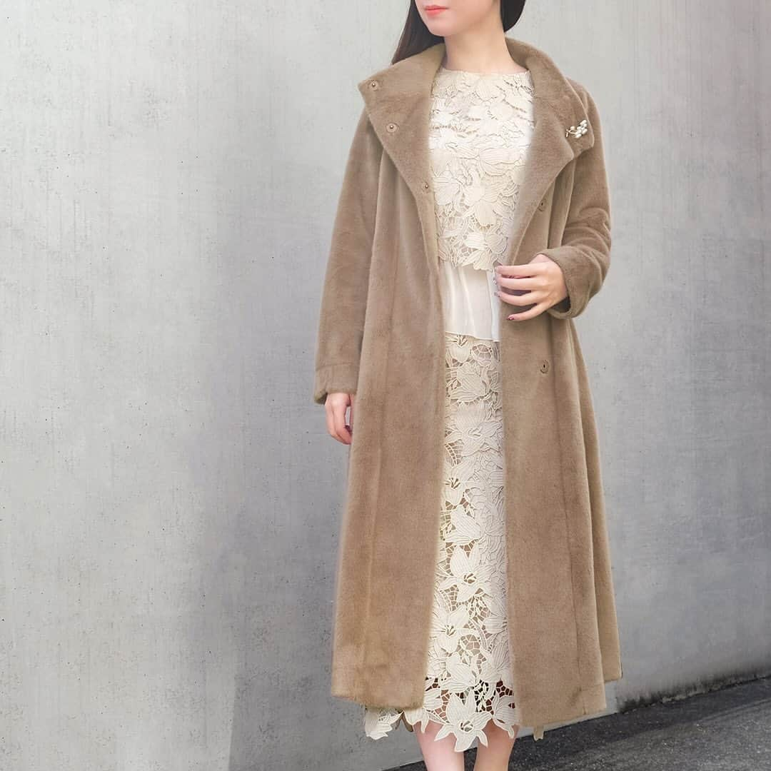 ストロベリーフィールズさんのインスタグラム写真 - (ストロベリーフィールズInstagram)「❄️Coat Fair 明日まで開催❄️  期間中、すべてのコートが10%OFF‼︎ お得なこの機会をお見逃しなく！  大人の雰囲気漂う主役級のエコファーロングコート。  肌ざわりの良い上品な毛足のしなやかでつい触れたくなるような素材感です。  素材感を生かした低めのスタンドカラーとロング丈のフレア美シルエットがポイント。  #coat no.#35_12607 ¥40,700 ブラック/ カフェラテ  #blouse no.#35_13119 ¥16,500 #skirt no.#35_14121 ¥19,800 ブラック / キナリ  @strawberry_fields_official  #strawberryfields #ストロベリーフィールズ」12月6日 20時19分 - strawberry_fields_official