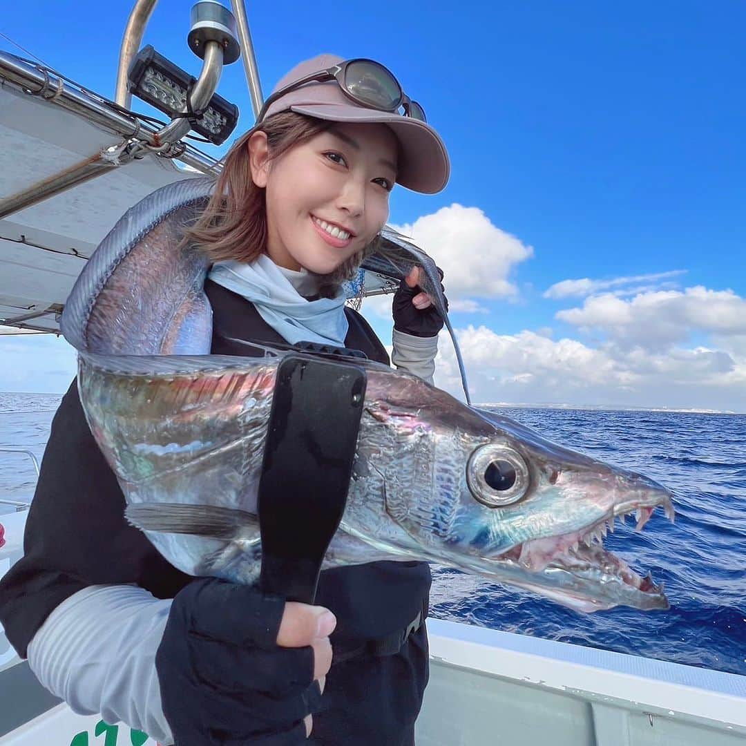 蒼井さやのインスタグラム：「普段から釣りやゴルフで紫外線にあたる事の多い私が愛用している保湿液は、男性でも使えるアスタリフト メン モノム モイスチャライザー 😊✨️ ・ ・ ・ よくスキンケアについて聞かれるんだけど、最近使い始めたこの保湿液“モノム”は、これ一本でもスキンケアが完結するんだけど、私は普段使ってる化粧水などと併用してます。 “モノム”は、とろみのあるテクスチャーで、塗った瞬間スーッとお肌に馴染む感じ😊 ベタベタするのが苦手って方にもオススメです✨️ 私はどちらかというと乾燥肌💦 朝夜の使用で1日中潤いが持続する設計だから、これを使いはじめてから朝起きた時の調子が良いの✨️ ちなみにブランド名の“モノム”とは、「唯一の」という語源からきているそうで、『ただ1つの存在を目指して』モノづくりに拘っているんだって😊ステキ✨️ 富士フイルムが作ってるスキンケア用品ってところも、心強いよね😉✨️ ・ ・ ・ 乾燥が気になるこれからの季節、 男性も女性も保湿は大事！！ 面倒くさがりな方でも、これ一本でしっとり滑らかな感じを体感してもらえるはずです😊✨️ ちなみに毎日の髭剃りなどでダメージを受ける男性は女性よりも乾燥しやすいらしいよ～😳 ・ ・ ・ @monom_jp #PR  #MONOM  #アスタリフトメンモノム  #メンズスキンケア」