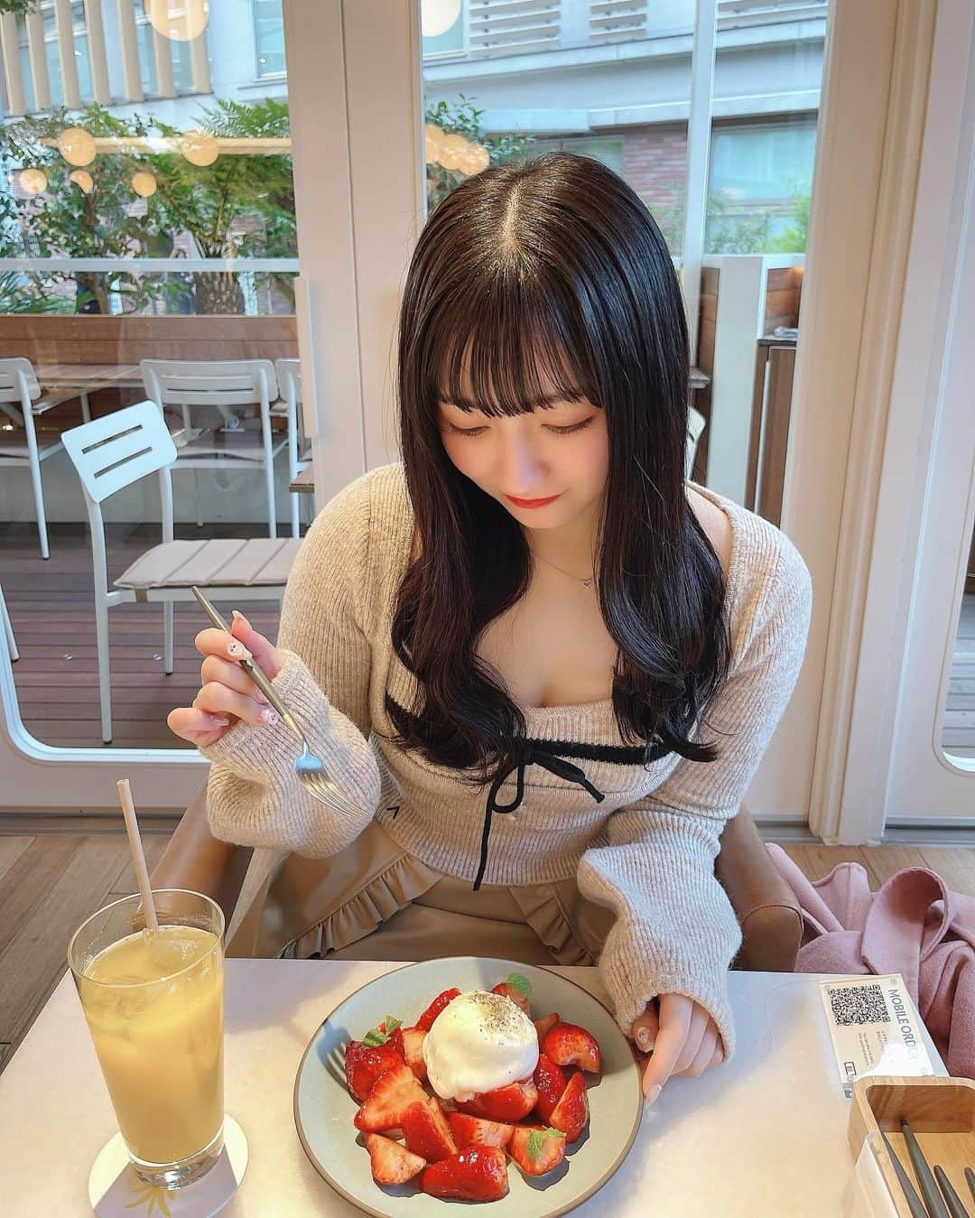 高橋希良のインスタグラム：「. 最近カフェ活できててうれしい🍓🤍」