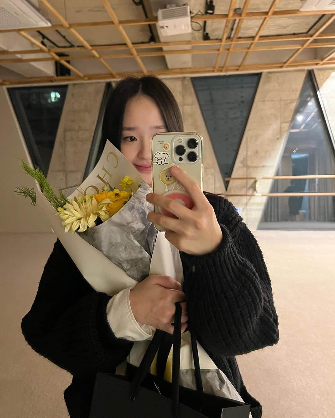 ソン・ヨンジェのインスタグラム：「연말이닷🫠✨ 고생한 리프 가족들 @leapstudio_official 🤍」