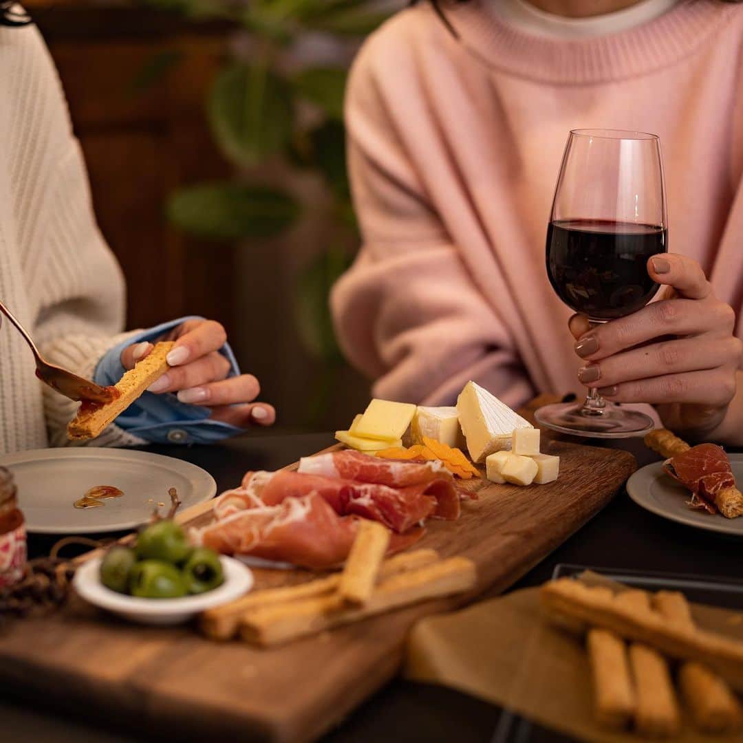 coneri 品川のインスタグラム：「ワインのお供にもぴったりなconeri🍷 サクサクとした食感で気分まで軽やかにするパイ。 "もっとおいしく、自由に、楽しく。" あなたのほっぺに「サクサク」なしあわせをお届けします☺️✨  ーーーーーーーーーーー プロフィールURLから 商品のラインナップをご覧いただけます。 @coneri_official ーーーーーーーーーーー」