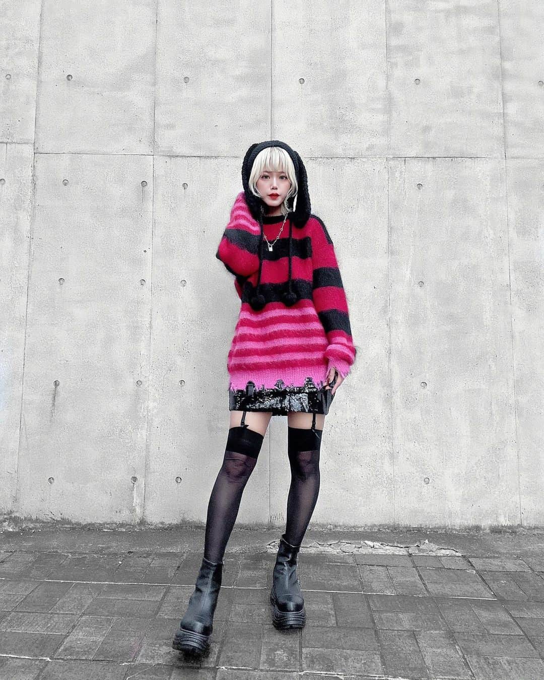 ハナエのインスタグラム：「Today's fashion🖤 モヘアのニットが着られる季節になって嬉し〜〜！ うさちゃん帽も最近のお気に入り🐰 ⁡ ⁡ ガーターベルトとガーターストッキングは @subrosalingerie_  の！ ガーターベルトはご予約受付中です♡ ガーターストッキングはもう少し先に再入荷予定です🌹 ⁡  #subrosalingerie」