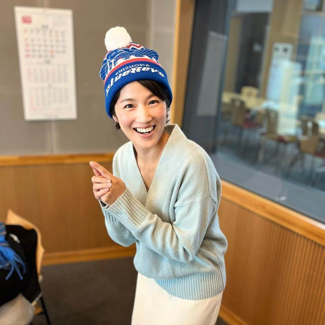 杉岡沙絵子さんのインスタグラム写真 - (杉岡沙絵子Instagram)「🏉📻🥳 　 　 今週月曜日のグッティ！は 静岡ブルーレヴズスペシャルでお届けしました🎙 　 なんと！！！ 五郎丸CROが番組スタートから エンディングまで3時間半 お付き合いくださいました〜✨✨ 　 いろんなお話しを伺えて 私も開幕がますます楽しみになりました！！！ 　 12月17日（日）のホスト開幕戦は すんごくでっかい恐竜が来たり 陸上自衛隊の車両に乗れたり マフラーをもらえたり、、 ラグビー以外にも楽しみなイベントが 盛りだくさんです！！！！！ 　 是非満員の客席で選手のみなさんに 声援を送りましょう🥹☀️ 　 　 五郎丸CROありがとうございました🎶 また是非いらしてください〜☺️ 　 　   ・ ・ #静岡ブルーレヴズ#リーグワン #kmix#グッティ#五郎丸歩 さん#五郎丸CRO #ラジオパーソナリティー」12月6日 20時31分 - saeko_sugioka