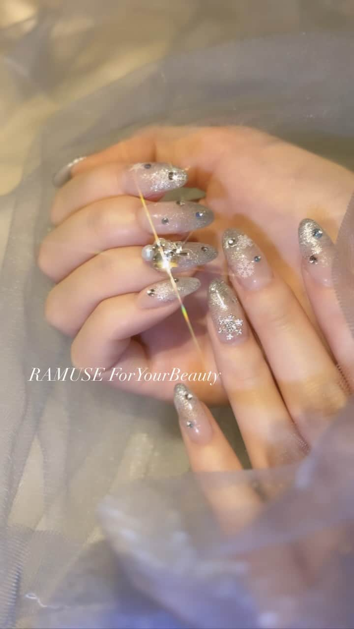 Riyo.Nailartistのインスタグラム：「撮影アプデした✴︎🤍🩵💙 iPhoneでのキラキラ動画詳しく知りたい！という方は、 インスタで"撮影方法"とDM下さい⛄️❄️  #冬ネイルデザイン #雪の結晶ネイル #ビジューネイル #水色ネイル　#キラキラネイル　#ネイルサロン大阪」